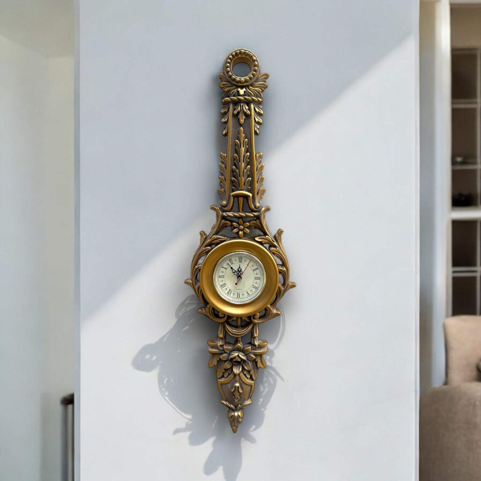 ساعة حائط خشب زان حفر يدوي - ساعة حائط من الخشب الزان الطبيعي والحفر اليدوي دهان دهبي مترب المقاسات: W 25 CM * H 78 CM