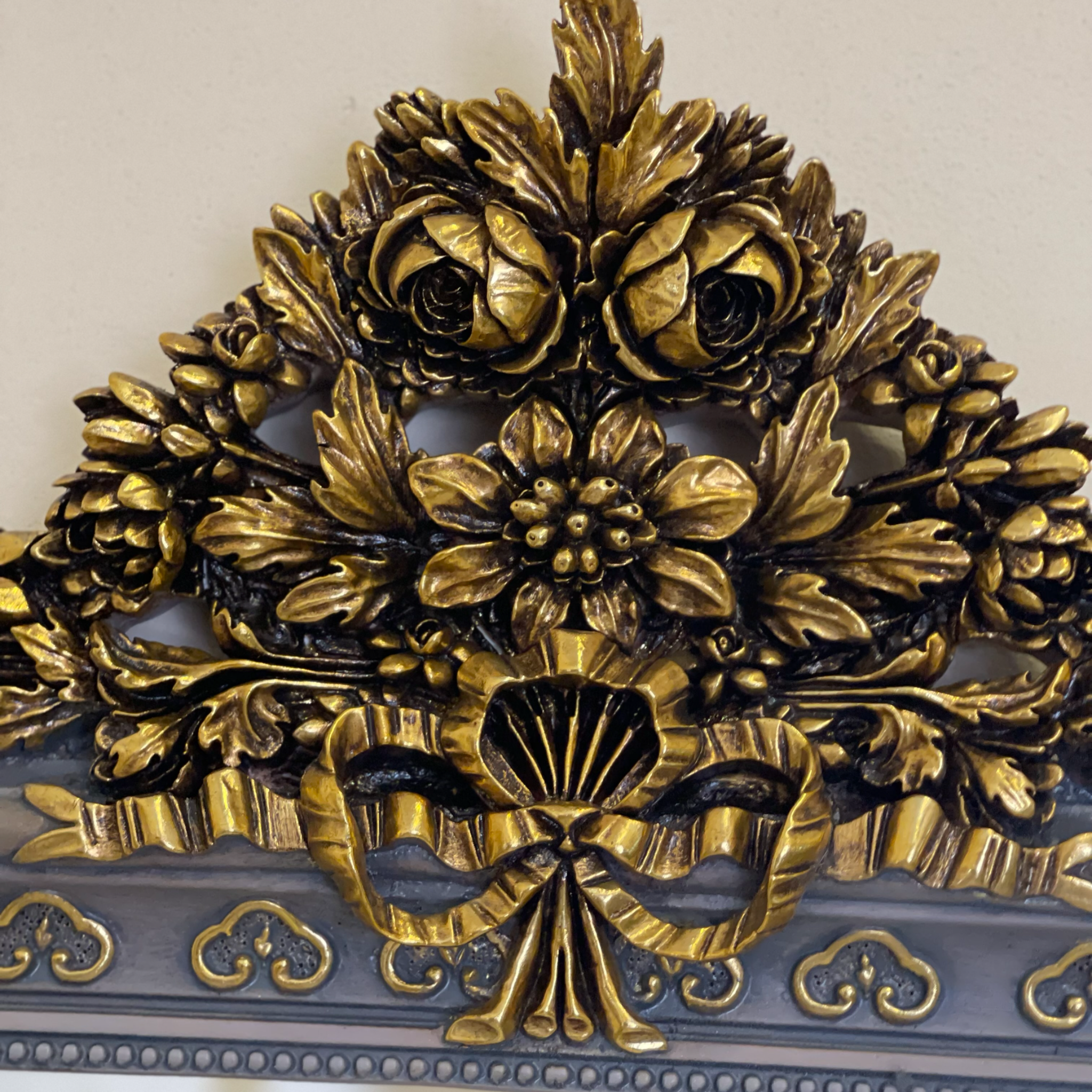 برواز مدخل - برواز انتيك من الخشب الزان حفر هاند ميد دهان دهبي متأكسد متداخل مع لون جراي و المرايا جريش المقاسات: W 110 CM * H 220 CM