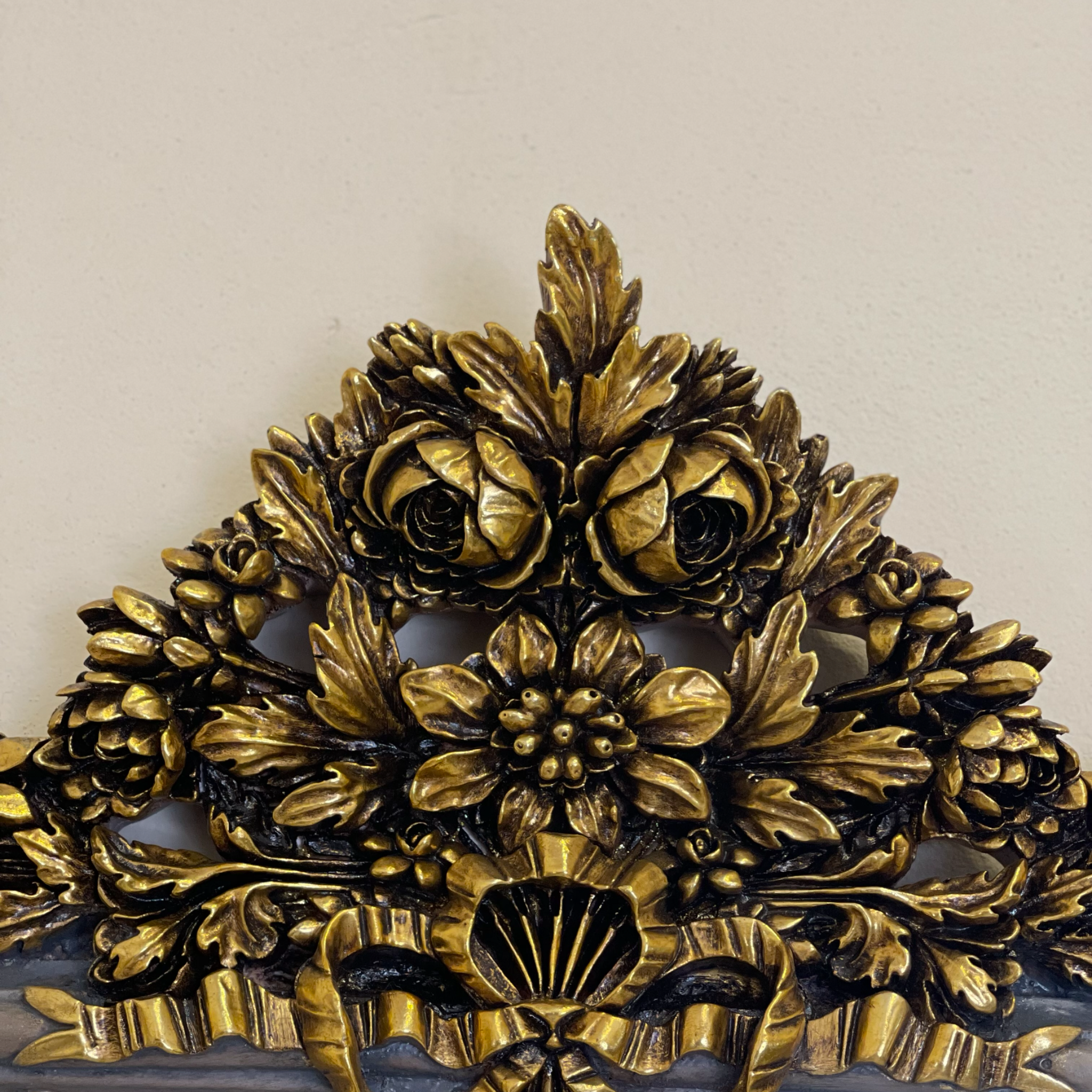 برواز مدخل - برواز انتيك من الخشب الزان حفر هاند ميد دهان دهبي متأكسد متداخل مع لون جراي و المرايا جريش المقاسات: W 110 CM * H 220 CM