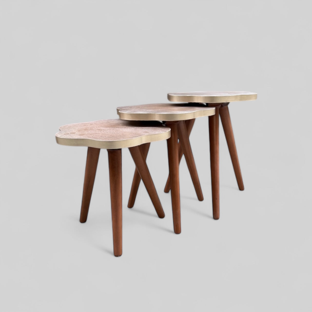 طقم ترابيزات ثلاثي مودرن – تصميم متداخل بشكل زهري - طقم ترابيزات بتصميم عصري وأنيق، مكوّن من ثلاث قطع بأحجام مختلفة تتداخل بشكل عملي. القرصة على شكل زهرة ناعمة تضيف لمسة فنية للمكان، مع أرجل خشبية تمنح الطقم ثبات ومتانة مناسب كترابيزات قهوة أو جانبية، وبيتماشى بسهولة مع أي ديكور مودرن أو بوهيمي الخاماتالقرصة: MDF بجودة عاليةالأرجل: خشب زان طبيعي المقاساتالعرض: 40 CMالارتفاع: 50 CM