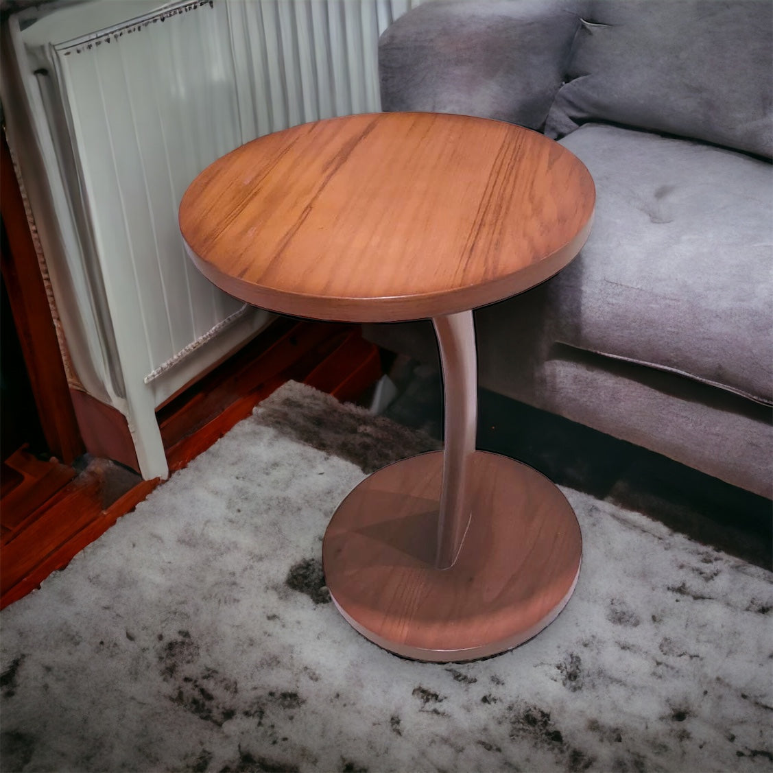 ترابيزة جانبية دائرية من الخشب الزان – تصميم مودرن - ترابيزة جانبية بتصميم أنيق وعصري، مثالية للاستخدام مع ركنة أو في مساحة المعيشة بجانب الكنبة أو السرير. تضيف لمسة دافئة من الخشب الطبيعي وتتناسب مع مختلف أنماط الديكور بفضل لونها البني الكلاسيكي الهادي مصنوعة من الخشب الزان المتين، مع قشرة طبيعية ودهان بني فاخر. ويمكن تفصيلها حسب اللون المطلوب لتتناسب مع لون الركنة أو الأثاث الموجود الخاماتخشب زانقشرة طبيعيةدهان بني أو حسب الطلب المقاساتالعرض 40 سم × الارتفاع 60 سم