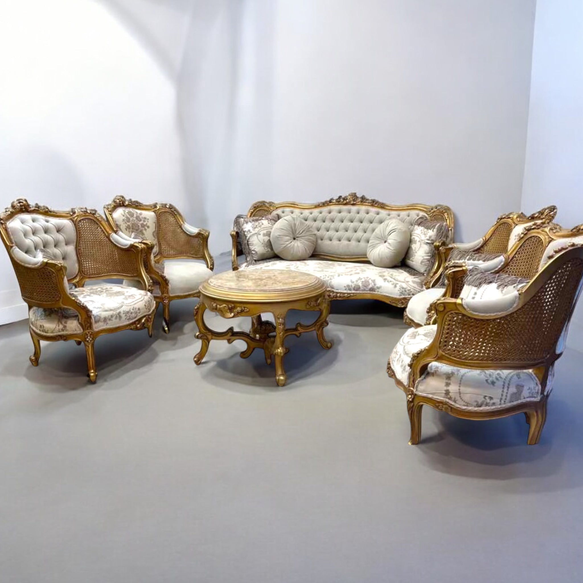 صالون كوربيه كنبة واربعة فوتيه - صالون كوربيهصالون مصنع من أفضل أنواع الأخشاب الطبيعيه خشب الزان الاحمر الروماني المجفف والاسفنج عالي الكثافه مكون منكنبه واربعة فوتيه وترابيزهالدهان دهب مترب المقاسات: كنبة: 160* 95 * 67 فوتيه: 70* 90* 62 ترابيزة : قطر 75