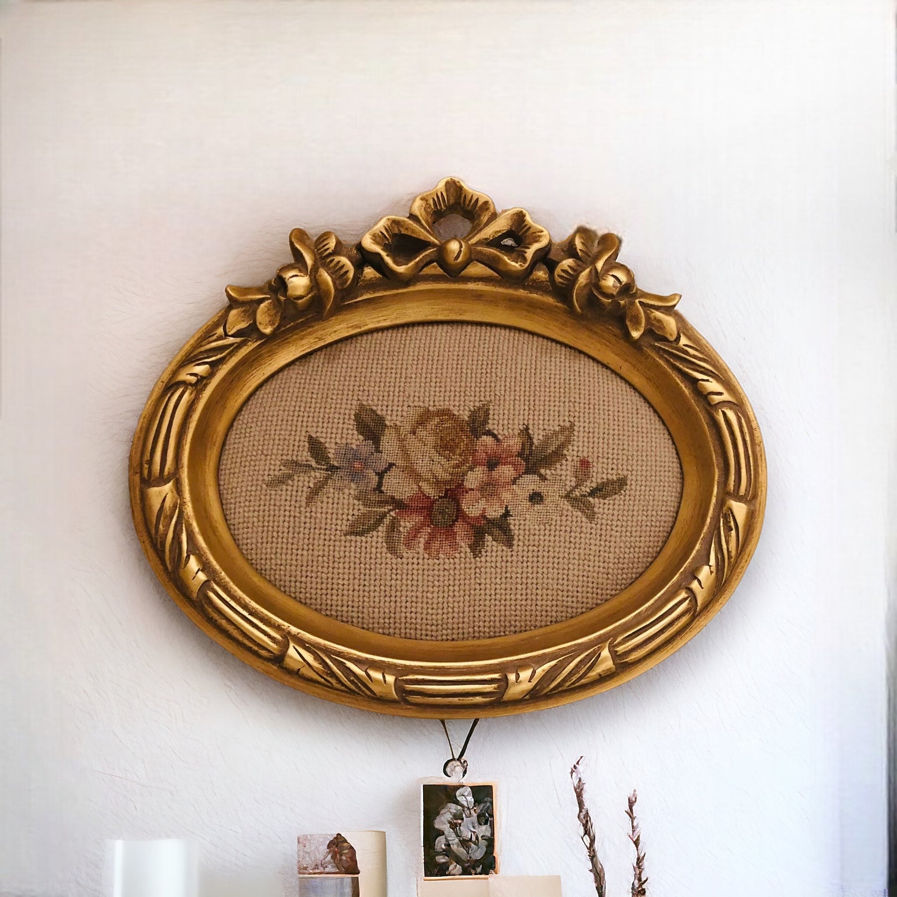 تعليقة ابيسون - تعليقة فيونكة أنتيك من الخشب الطبيعي والحفر اليدوي دهب انتيك مع قطعة من قماش الأبيسون متاح عدة الوان من القطع الابيسون المقاسات: W 34 CM * L 28 CM