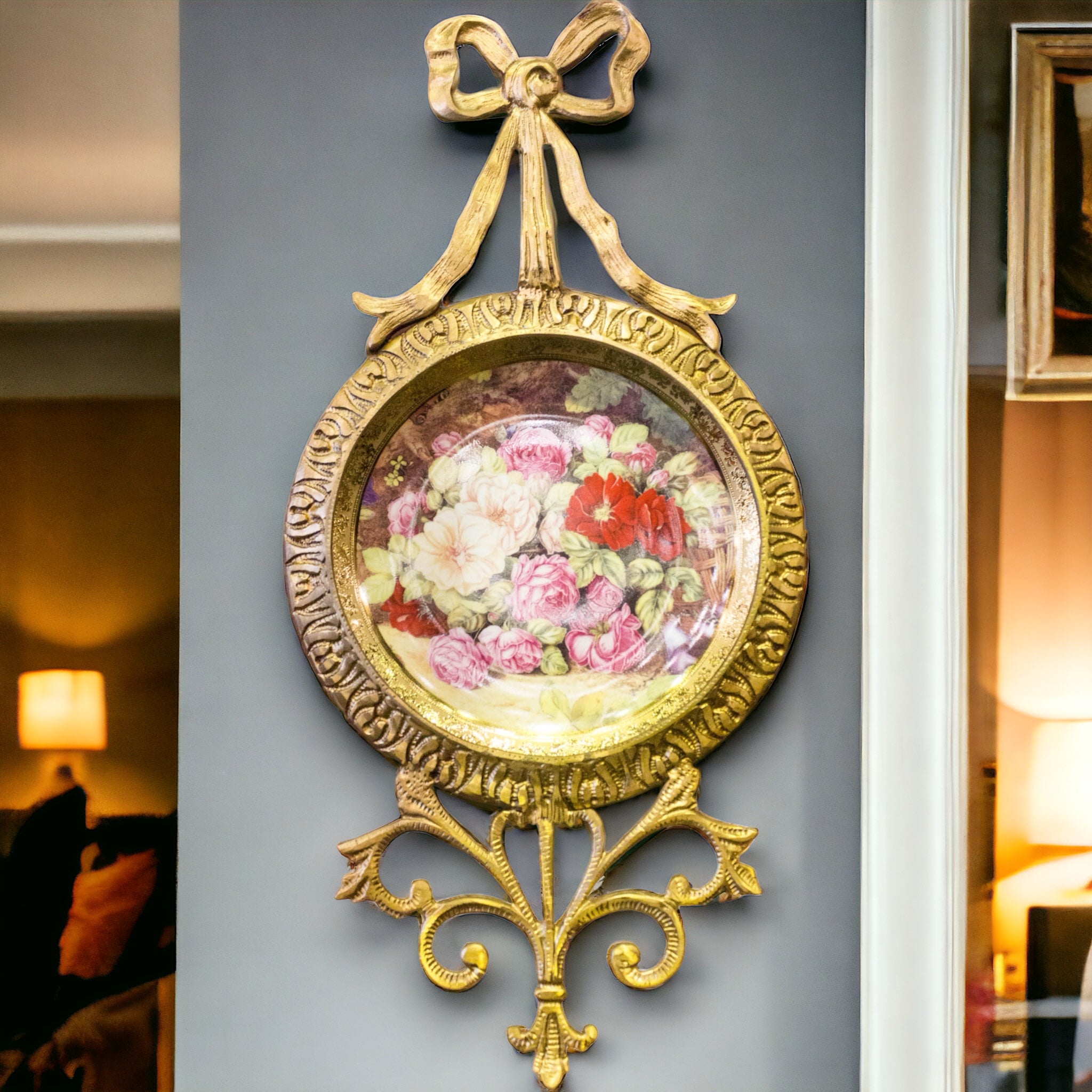 برواز تعليقة نحاسي - تعليقة نحاسية أنتيك مع طبق من الخزف المستورد على هيئة ورود خلابة ومنحوت بحواف دقيقة نحاسية معتٌق يمنح رونق التحف الكلاسيكية المقاسات: W 32 CM * H 66 CM