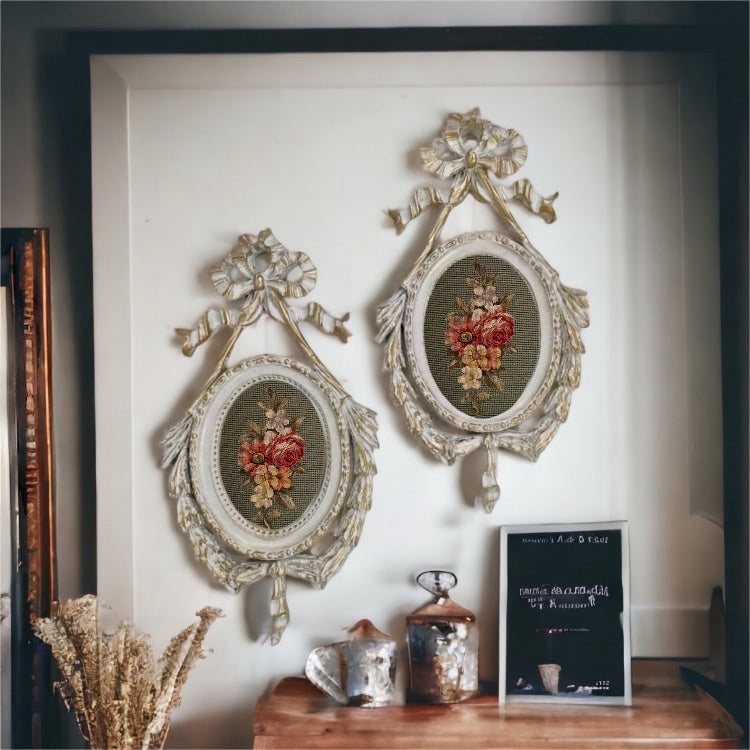 تعليقة فيونكة ابيسون اوف وايت - عدد اتنين تعليقة فيونكة أنتيك من الخشب الطبيعي والحفر اليدوي اوف وايت في دهب انتيك مع قطعة من قماش الأبيسون المقاسات: W 58CM * L 32 CM