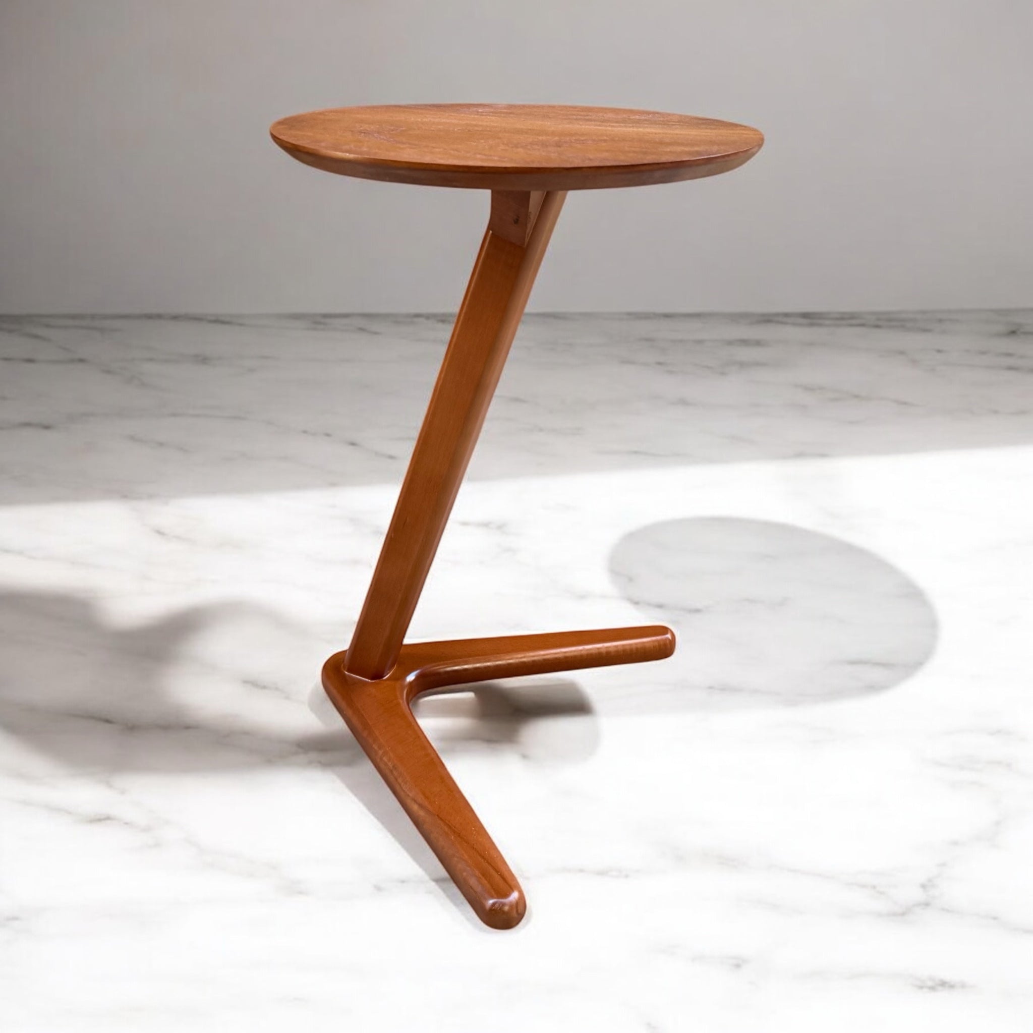 ترابيزة جانبية مودرن من الخشب الزان – تصميم حرف Z - ترابيزة جانبية عصرية بتصميم هندسي مميز على شكل حرف Z، تجمع بين البساطة والأناقة، ومثالية بجانب الركنة أو الكرسي المفضل في غرفة المعيشة أو المكتب. بتضفي لمسة ديكورية ناعمة وتوفر سطح عملي لوضع كوب قهوة أو كتاب مصنوعة من خشب الزان الطبيعي بقشرة طبيعية ودهان بني أنيق، مع إمكانية تنفيذها بأي لون حسب رغبة العميل لتتناسب مع ألوان الليفنج الخاماتخشب زانقشرة طبيعيةدهان بني أو حسب الطلب المقاساتالعرض 40 سم × الارتفاع 60 سم