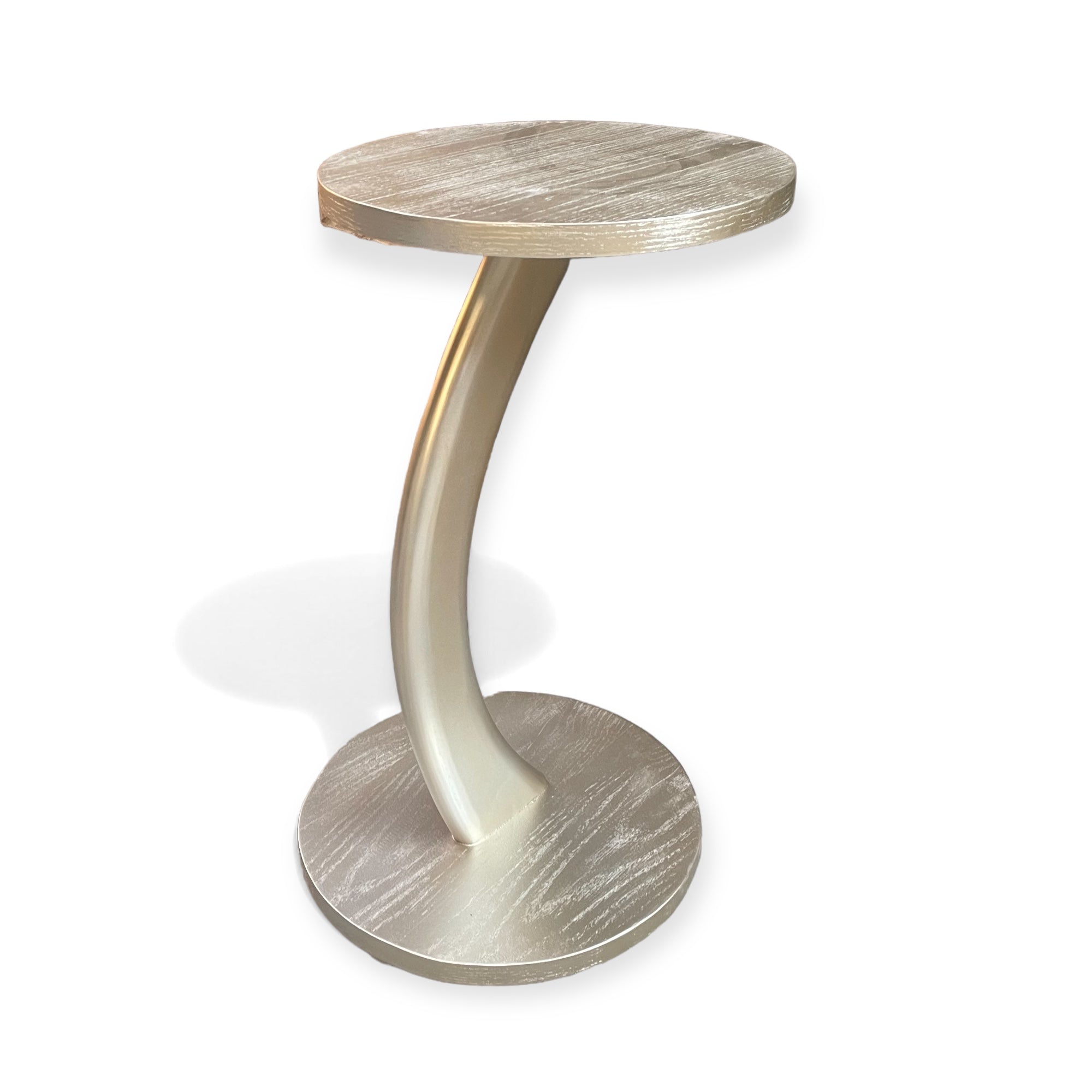 ترابيزة مسند شامبين فضي - ترابيزة جانبية بتصميم عصري أنيق مصنوعة من خشب الزان الطبيعي ومغلفة بقشرة طبيعية، مع تشطيب شامبين فضي ناعم يضفي لمسة فخامة على أي مساحة. مناسبة للاستخدام بجانب الكنب أو كترابيزة قهوة خفيفة. متاح تنفيذها بألوان مختلفة لتتناسب مع ديكورك، وكمان تقدر تختارها بس أو مع سطح زجاج أو رخام حسب الرغبة المقاساتالعرض 40 سم × الارتفاع 60 سم