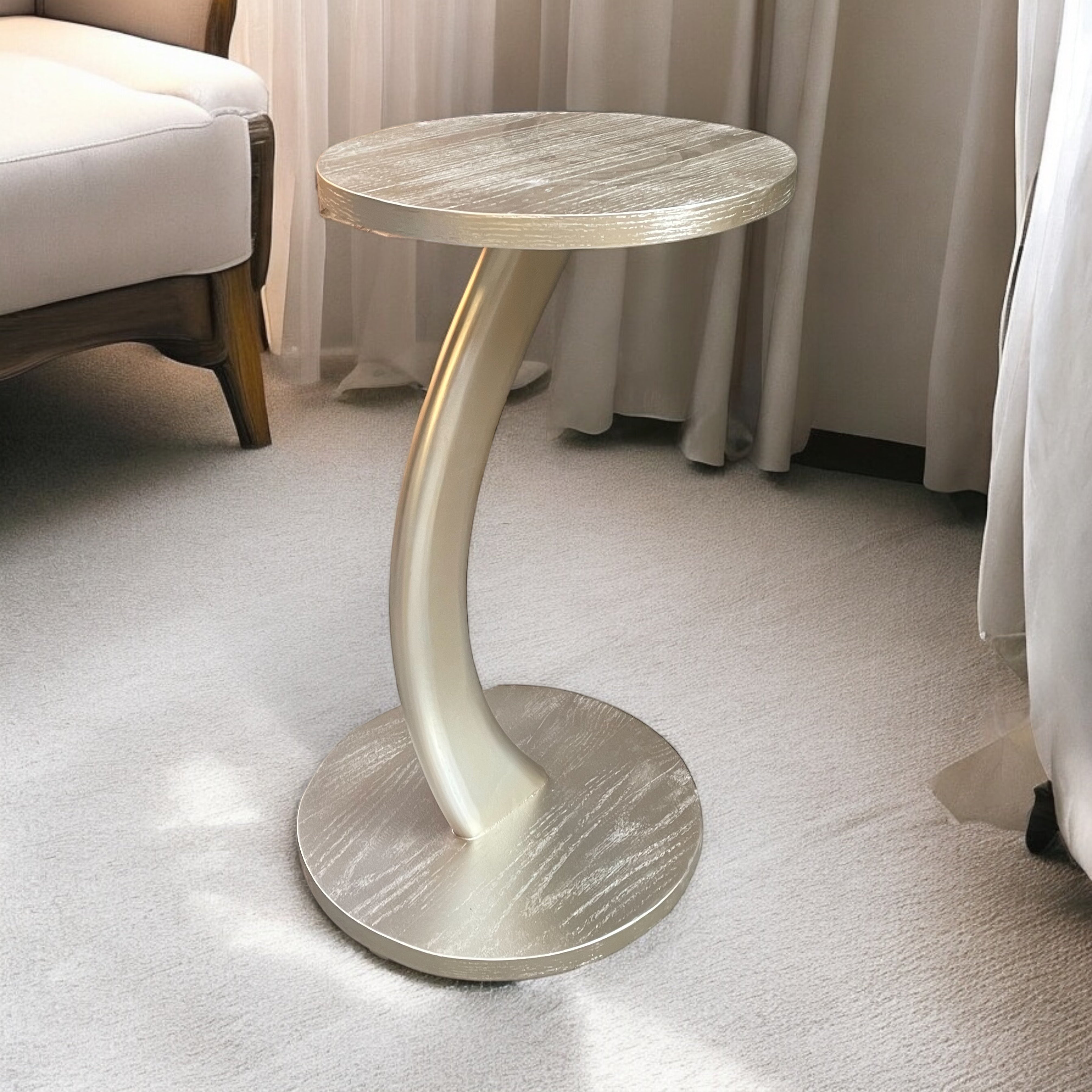 ترابيزة مسند شامبين فضي - ترابيزة جانبية بتصميم عصري أنيق مصنوعة من خشب الزان الطبيعي ومغلفة بقشرة طبيعية، مع تشطيب شامبين فضي ناعم يضفي لمسة فخامة على أي مساحة. مناسبة للاستخدام بجانب الكنب أو كترابيزة قهوة خفيفة. متاح تنفيذها بألوان مختلفة لتتناسب مع ديكورك، وكمان تقدر تختارها بس أو مع سطح زجاج أو رخام حسب الرغبة المقاساتالعرض 40 سم × الارتفاع 60 سم