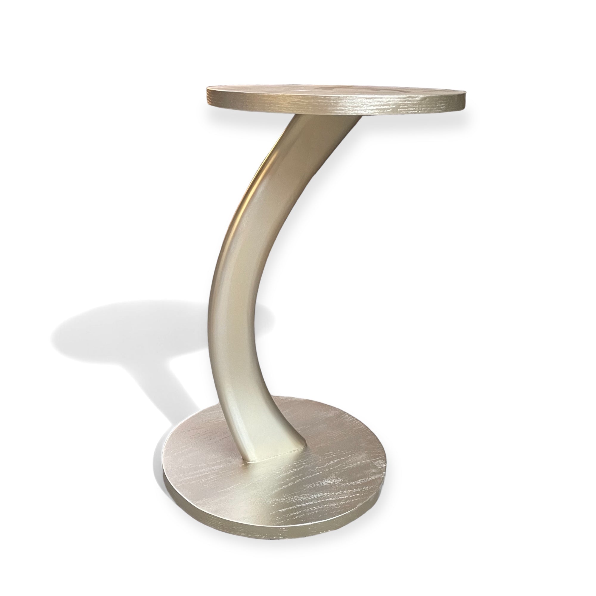 ترابيزة مسند شامبين فضي - ترابيزة جانبية بتصميم عصري أنيق مصنوعة من خشب الزان الطبيعي ومغلفة بقشرة طبيعية، مع تشطيب شامبين فضي ناعم يضفي لمسة فخامة على أي مساحة. مناسبة للاستخدام بجانب الكنب أو كترابيزة قهوة خفيفة. متاح تنفيذها بألوان مختلفة لتتناسب مع ديكورك، وكمان تقدر تختارها بس أو مع سطح زجاج أو رخام حسب الرغبة المقاساتالعرض 40 سم × الارتفاع 60 سم