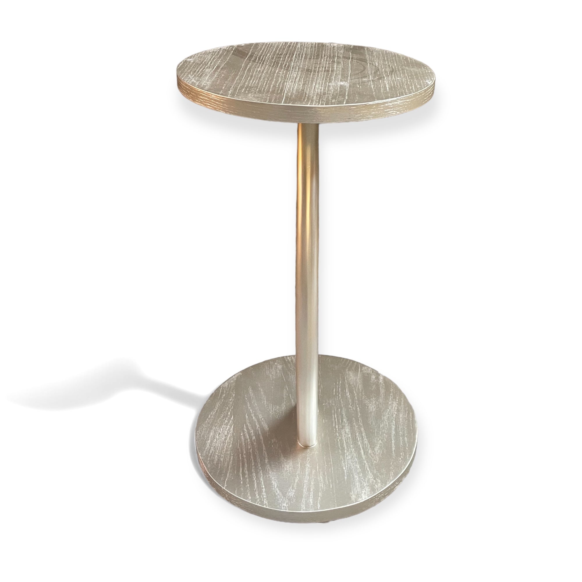 ترابيزة مسند شامبين فضي - ترابيزة جانبية بتصميم عصري أنيق مصنوعة من خشب الزان الطبيعي ومغلفة بقشرة طبيعية، مع تشطيب شامبين فضي ناعم يضفي لمسة فخامة على أي مساحة. مناسبة للاستخدام بجانب الكنب أو كترابيزة قهوة خفيفة. متاح تنفيذها بألوان مختلفة لتتناسب مع ديكورك، وكمان تقدر تختارها بس أو مع سطح زجاج أو رخام حسب الرغبة المقاساتالعرض 40 سم × الارتفاع 60 سم