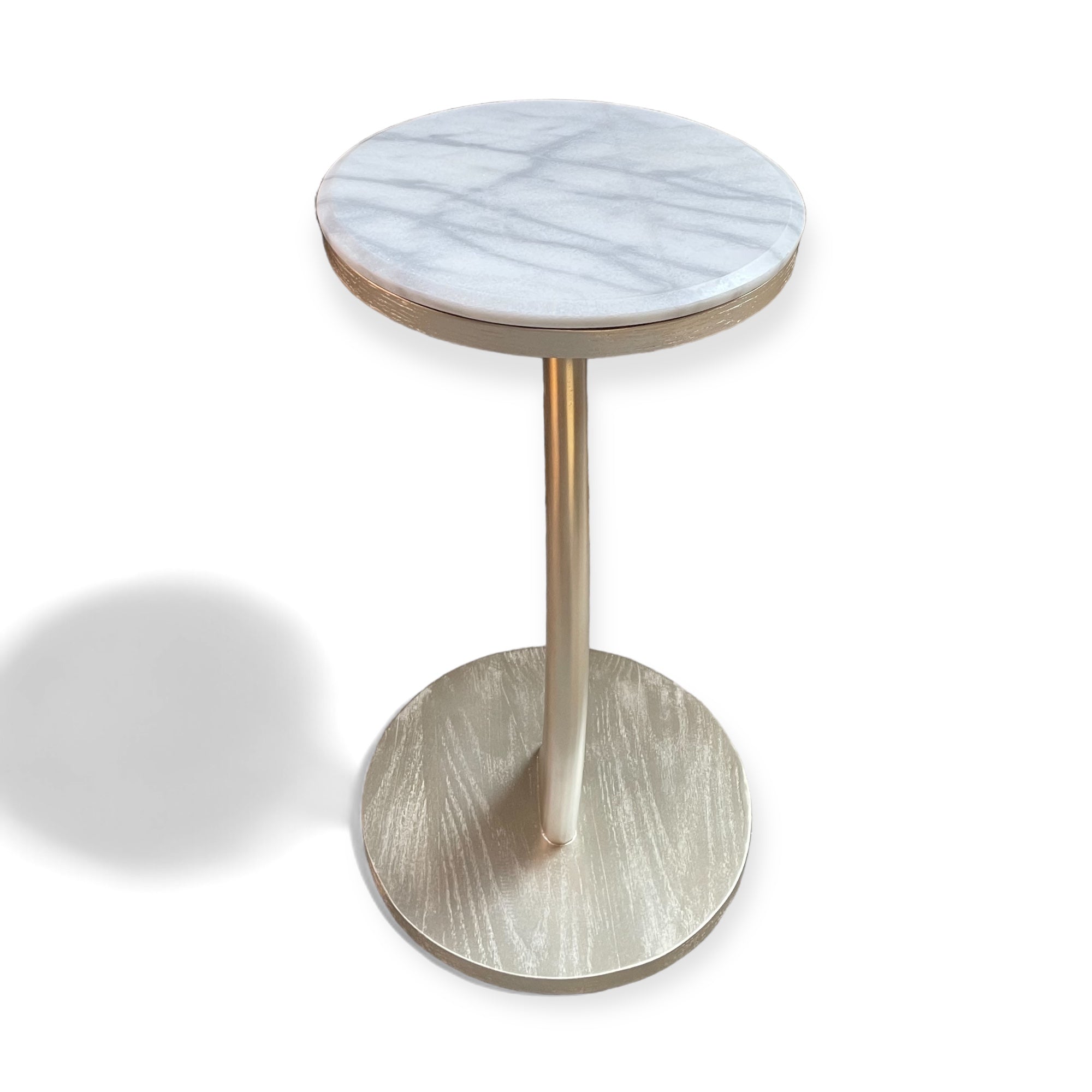 ترابيزة مسند شامبين فضي - ترابيزة جانبية بتصميم عصري أنيق مصنوعة من خشب الزان الطبيعي ومغلفة بقشرة طبيعية، مع تشطيب شامبين فضي ناعم يضفي لمسة فخامة على أي مساحة. مناسبة للاستخدام بجانب الكنب أو كترابيزة قهوة خفيفة. متاح تنفيذها بألوان مختلفة لتتناسب مع ديكورك، وكمان تقدر تختارها بس أو مع سطح زجاج أو رخام حسب الرغبة المقاساتالعرض 40 سم × الارتفاع 60 سم