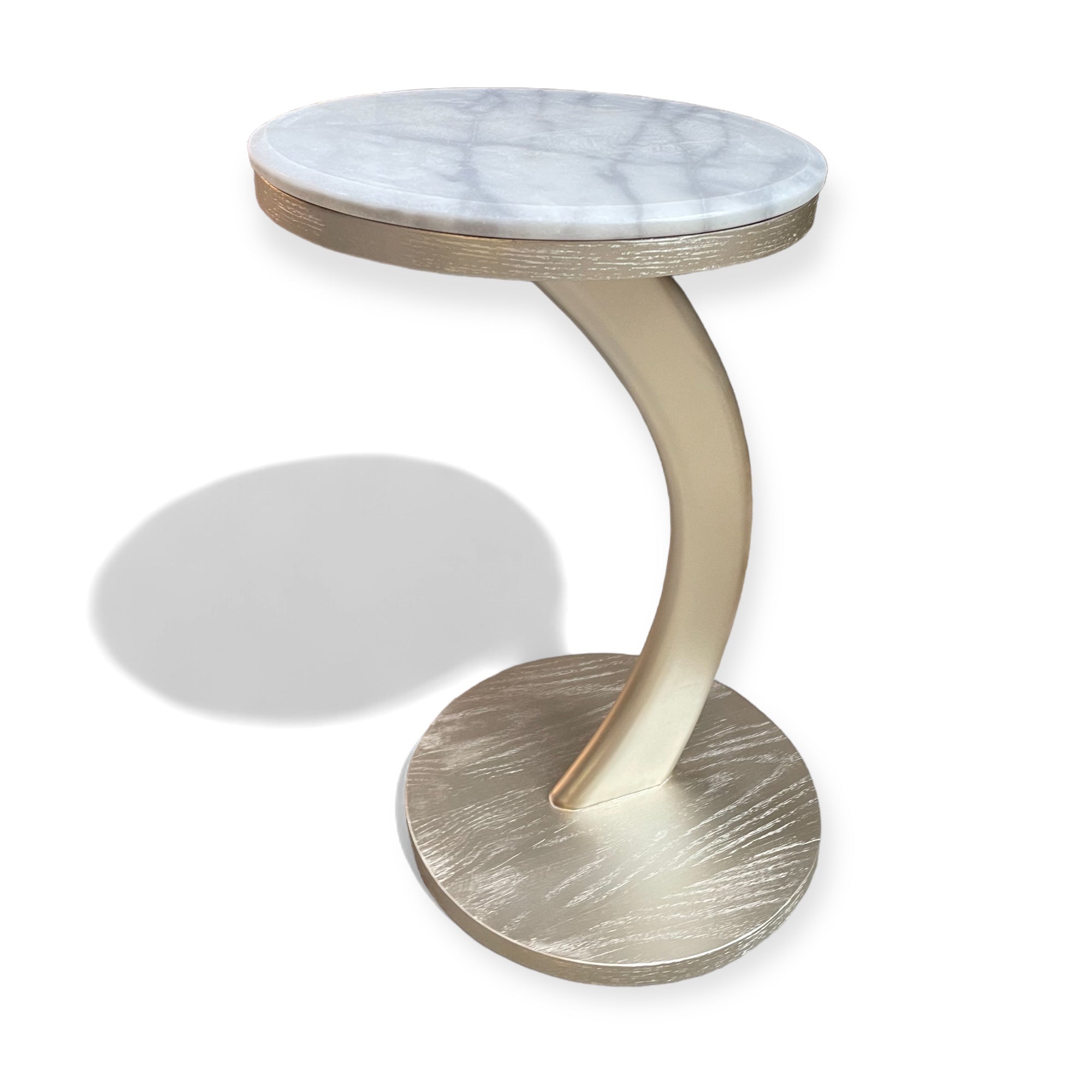 ترابيزة مسند شامبين فضي - ترابيزة جانبية بتصميم عصري أنيق مصنوعة من خشب الزان الطبيعي ومغلفة بقشرة طبيعية، مع تشطيب شامبين فضي ناعم يضفي لمسة فخامة على أي مساحة. مناسبة للاستخدام بجانب الكنب أو كترابيزة قهوة خفيفة. متاح تنفيذها بألوان مختلفة لتتناسب مع ديكورك، وكمان تقدر تختارها بس أو مع سطح زجاج أو رخام حسب الرغبة المقاساتالعرض 40 سم × الارتفاع 60 سم