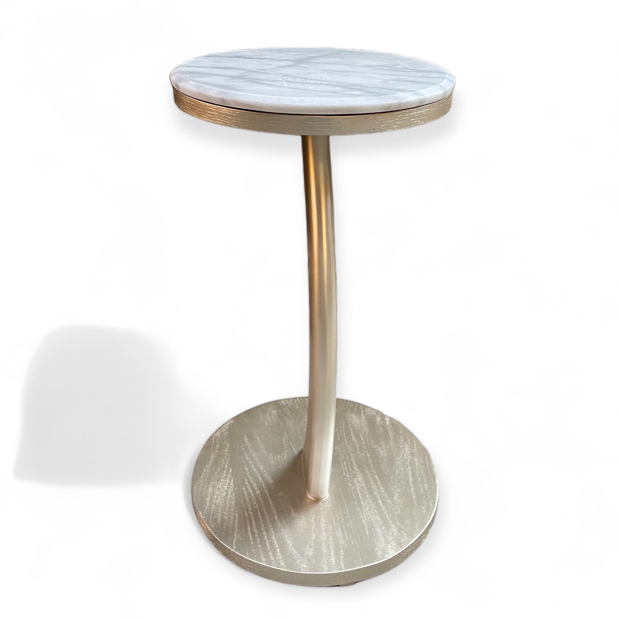 ترابيزة مسند شامبين فضي - ترابيزة جانبية بتصميم عصري أنيق مصنوعة من خشب الزان الطبيعي ومغلفة بقشرة طبيعية، مع تشطيب شامبين فضي ناعم يضفي لمسة فخامة على أي مساحة. مناسبة للاستخدام بجانب الكنب أو كترابيزة قهوة خفيفة. متاح تنفيذها بألوان مختلفة لتتناسب مع ديكورك، وكمان تقدر تختارها بس أو مع سطح زجاج أو رخام حسب الرغبة المقاساتالعرض 40 سم × الارتفاع 60 سم