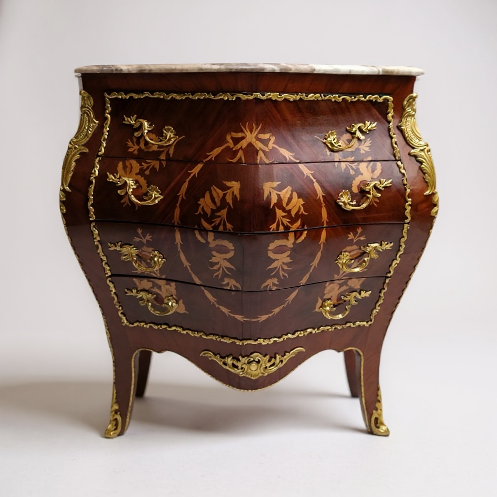 بايوه كلاسيكي فاخر بأربعة أدراج ومطعّم بالنحاس والماركتريه