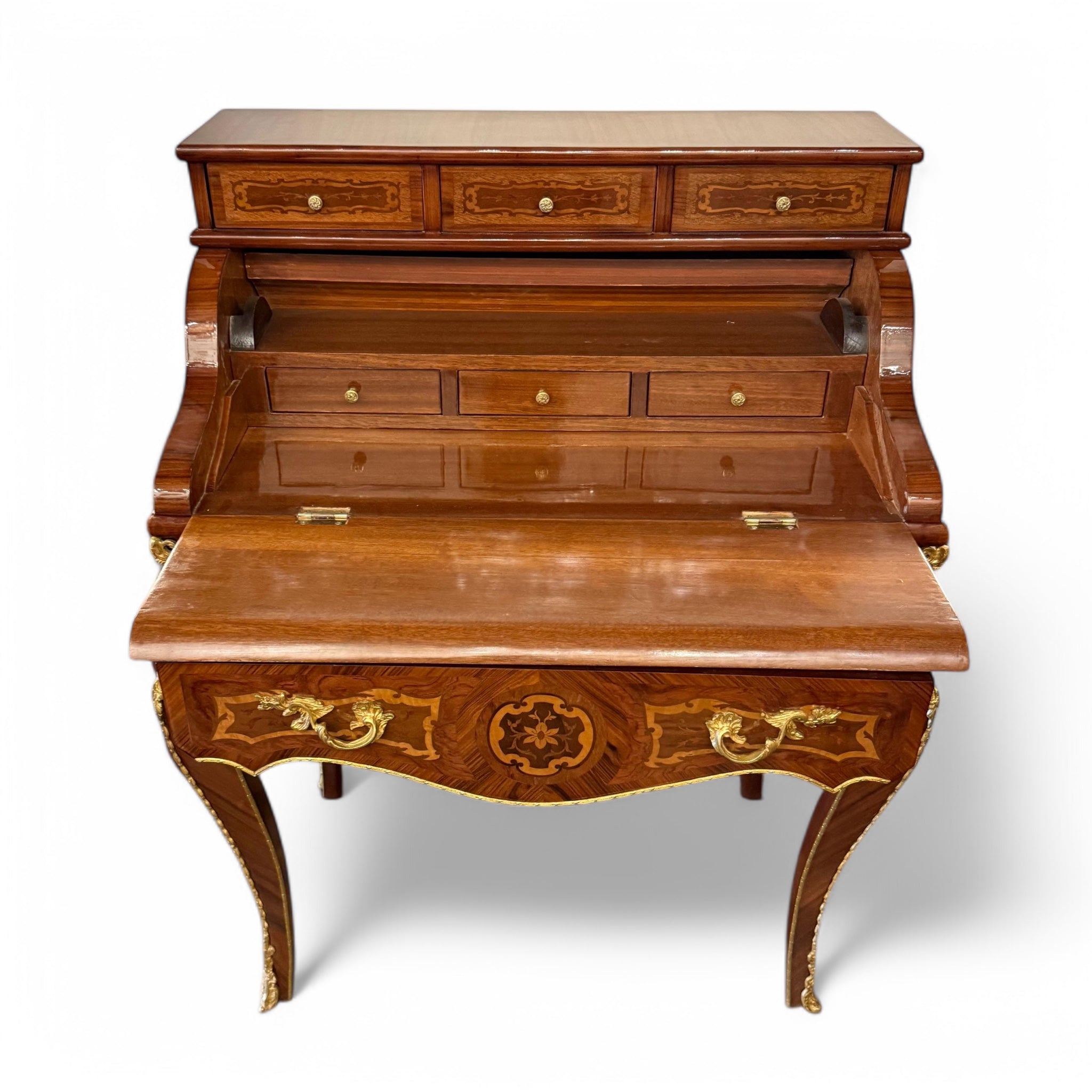 سكرتيرة كلاسيكية فاخرة بزخارف خشبية ونحاسية - سكرتيرة أنيقة بتصميم كلاسيكي راقٍ، مصنوعة من الخشب الطبيعي ومزينة بزخارف يدوية ونقوش خشبية دقيقة، مع لمسات من النحاس المطلي بالذهب. تحتوي على أدراج علوية ومساحة تخزين داخلية، مع سطح كتابة عملي يجعلها مثالية للاستخدام في المكاتب المنزلية أو كقطعة ديكور في الصالونات الفاخرة. العرض: 80 سم الارتفاع: 110 سم العمق: 50 سم