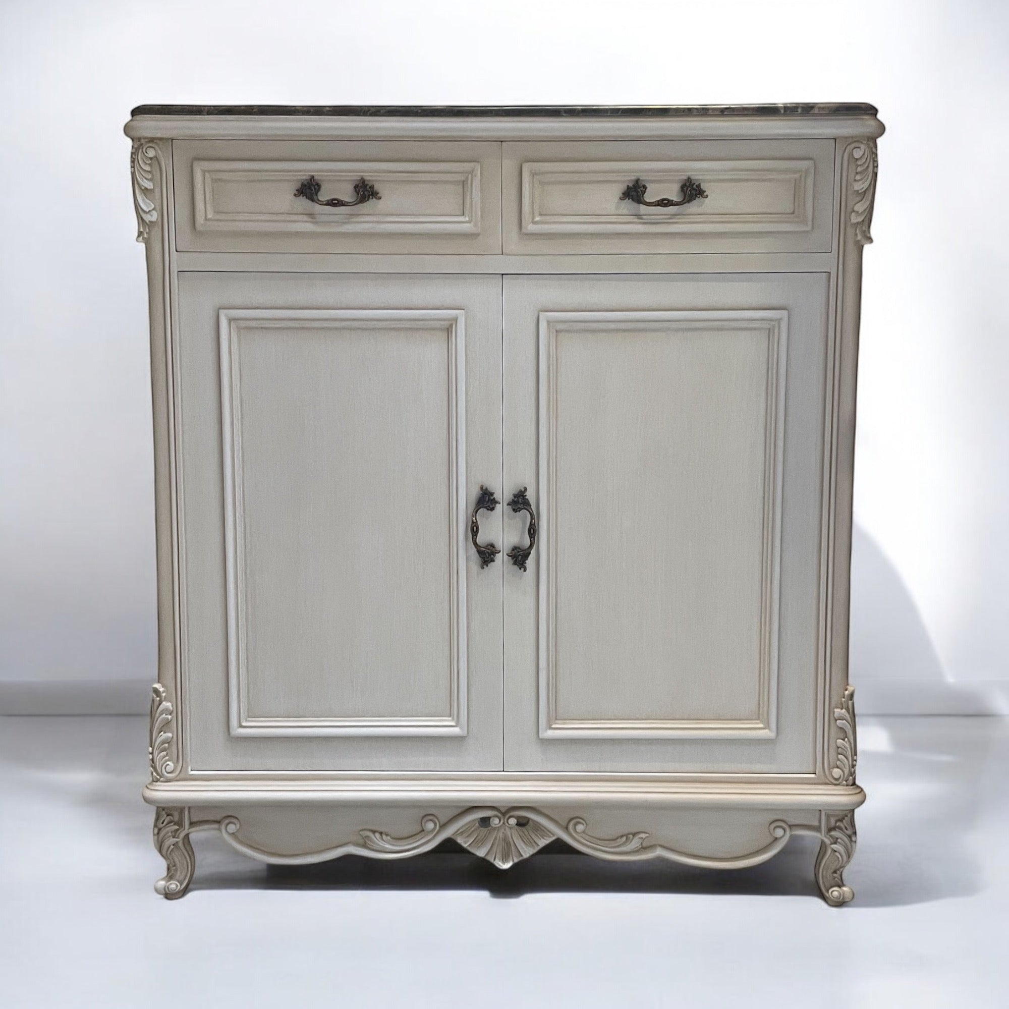 جزامة بوفيه كلاسيك اوف وايت - جزامة كلاسيك مصنعة من الاخشاب الطبيعية و الاويمة اليدوي والدهان ابيض اوف وايت مع الرخام الامباردور المقاسات: W 100 CM * H 110 CM * B 45 CM