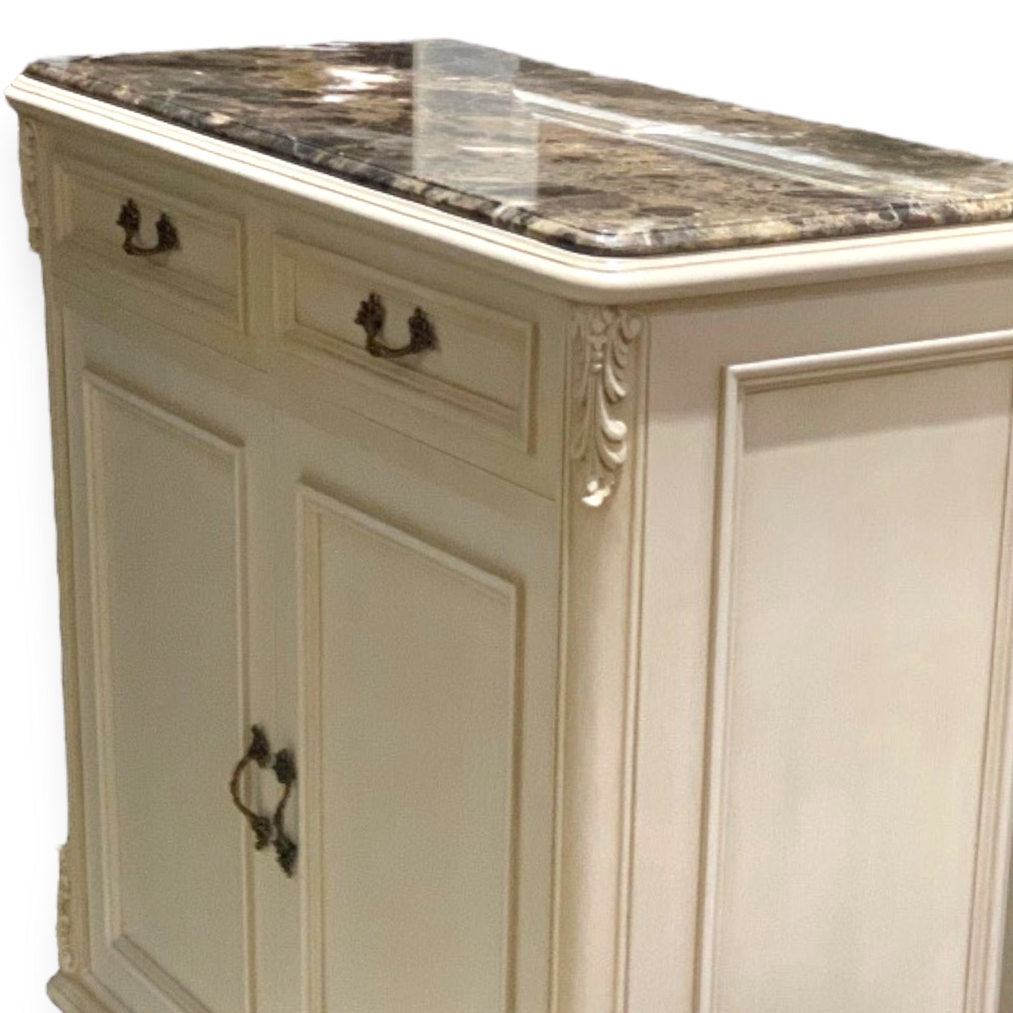 جزامة بوفيه كلاسيك اوف وايت - جزامة كلاسيك مصنعة من الاخشاب الطبيعية و الاويمة اليدوي والدهان ابيض اوف وايت مع الرخام الامباردور المقاسات: W 100 CM * H 110 CM * B 45 CM