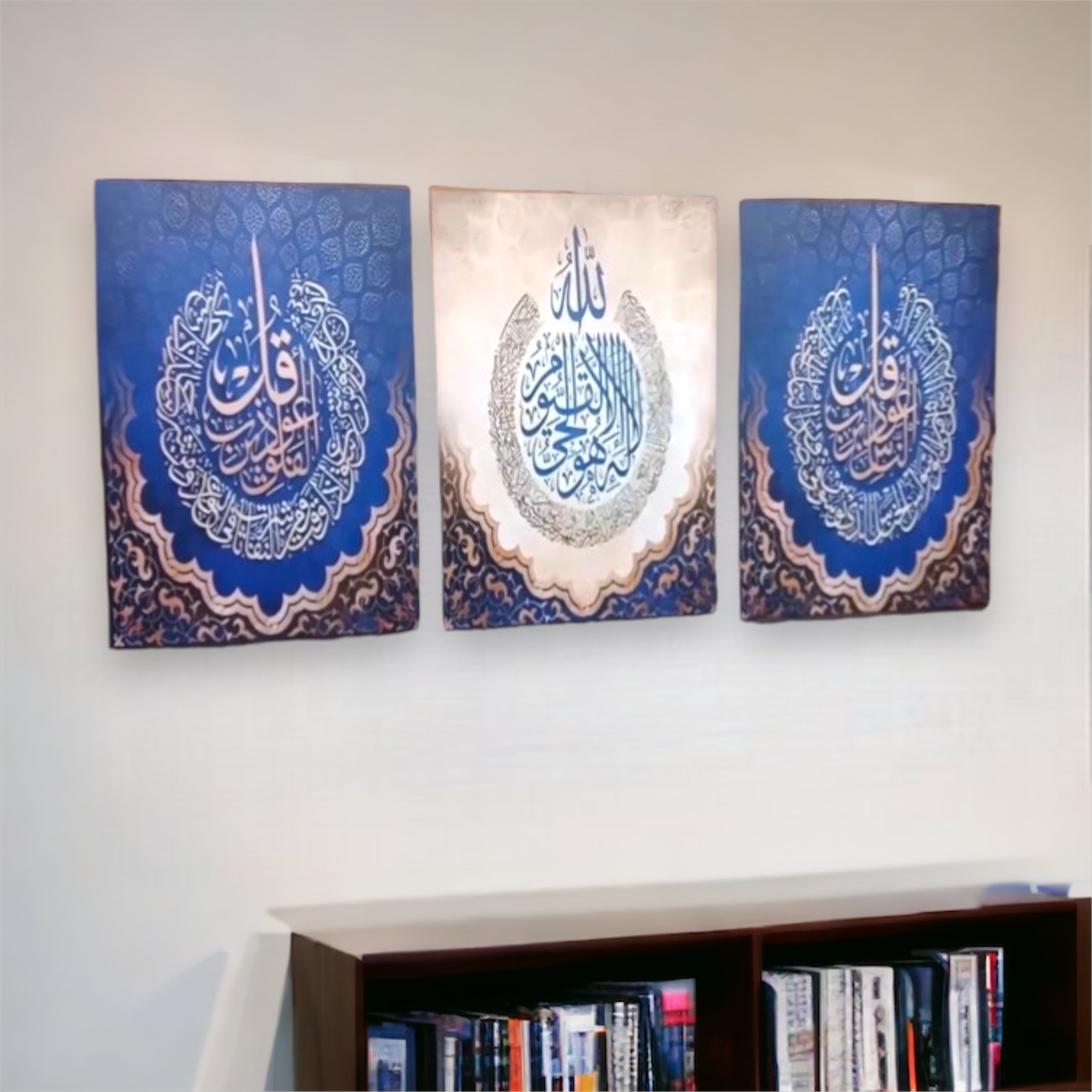 تابلوه إسلامي – آيات قرآنية – 3 قطع مستطيلة - جمال الخط العربي والتصميم الإسلامي في تابلوه مميز يضفي لمسة روحانية وأناقة على أي غرفة يتكون من ثلاث قطع مستطيلة برسومات قرآنية راقية مناسبة للديكور العصري والكلاسيكي الخامة خشب MDF بسُمك 5 ملطباعة فينيل عالية الجودةطبقة حماية ضد المياه والأتربةمزود بفتحات سحرية لسهولة التعليق المقاسات مقاس 60×120 سم – 3 قطع (كل قطعة 60×40 سم)مقاس 70×150 سم – 3 قطع (كل قطعة 70×50 سم)مقاس 80×180 سم – 3 قطع (كل قطعة 80×60 سم)