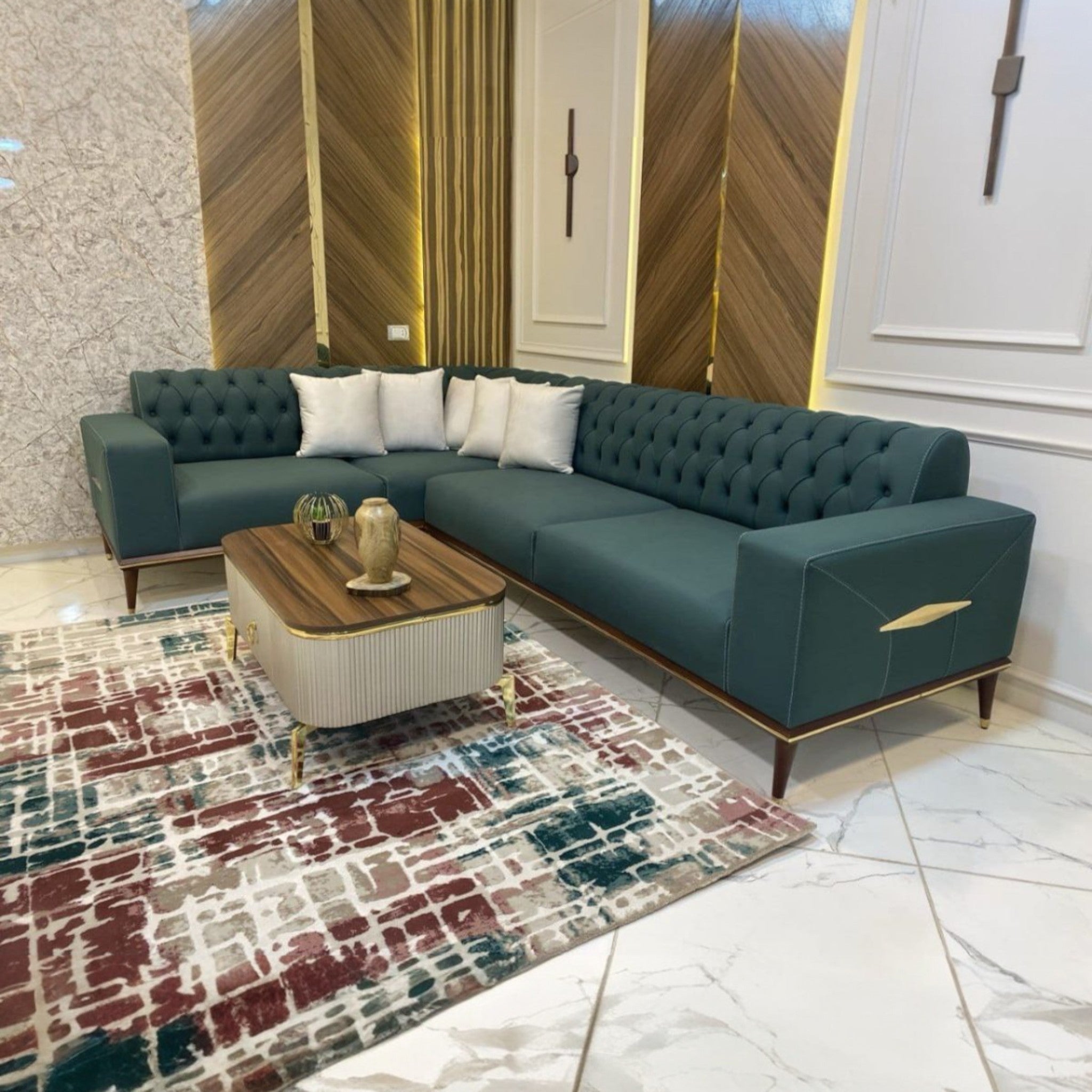 ركنة فيينا - ركنة فيينا الشكل والتصميم: تصميم راقٍ يجمع بين العصرية والفخامة. يتميز بخياطة "كابتونيه" كلاسيكية تضيف لمسة من الأناقة والرقي. الأرجل مصنوعة من المعدن المطلي باللون الذهبي لإطلالة جذابة وثابتة. الخامة (القماش): مصنوعة من قماش أنجيل عالي الجودة. يتميز بالمتانة والنعومة وسهولة التنظيف. يتوفر بمجموعة من الألوان لتناسب جميع الأذواق. المزايا العملية: مساحة واسعة ومريحة تتيح جلسة مريحة للعائلة. تصميم عملي يناسب جميع المساحات العصرية. الأبعاد: الطول الكلي: 3 متر. العرض الكلي: 2 متر.