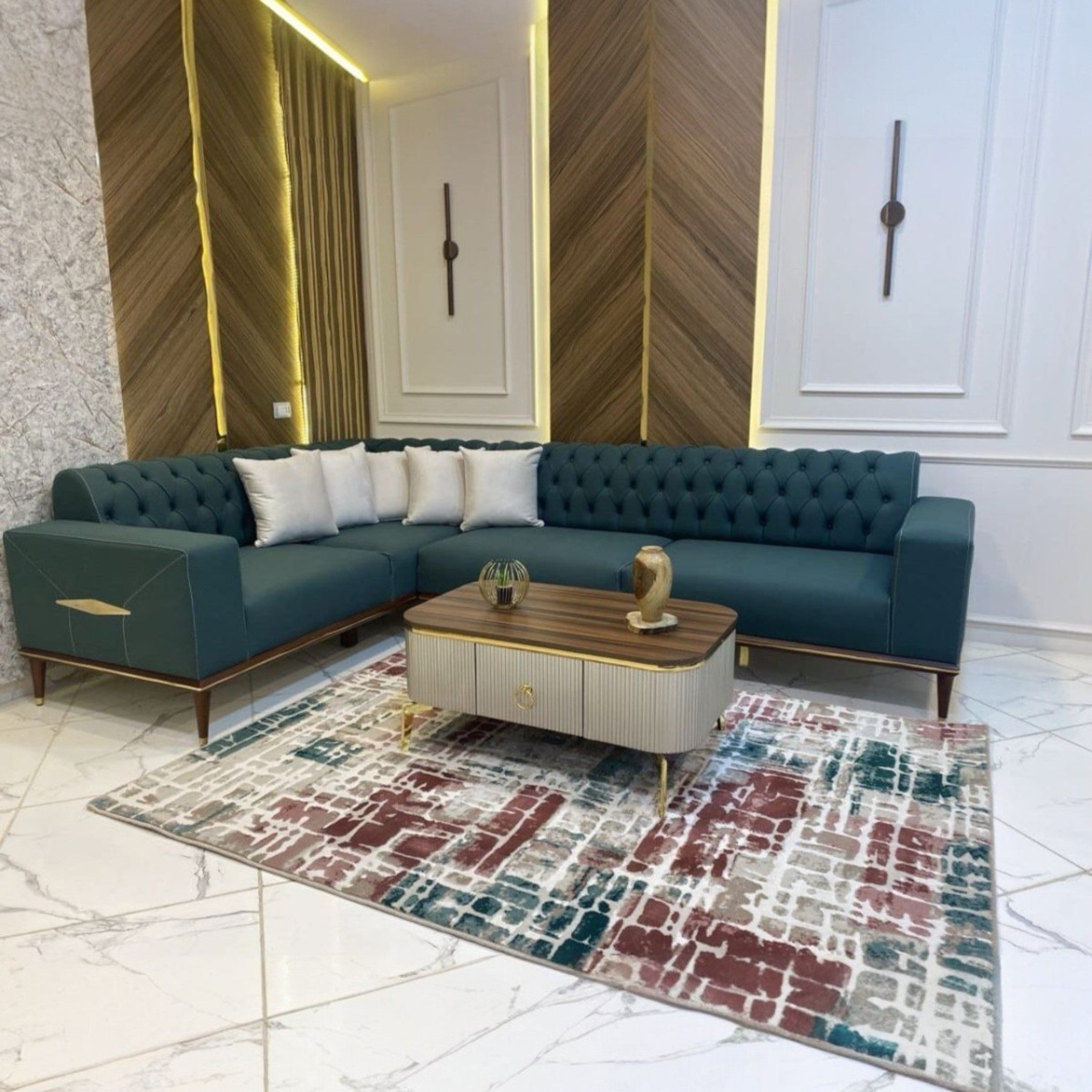 ركنة فيينا - ركنة فيينا الشكل والتصميم: تصميم راقٍ يجمع بين العصرية والفخامة. يتميز بخياطة "كابتونيه" كلاسيكية تضيف لمسة من الأناقة والرقي. الأرجل مصنوعة من المعدن المطلي باللون الذهبي لإطلالة جذابة وثابتة. الخامة (القماش): مصنوعة من قماش أنجيل عالي الجودة. يتميز بالمتانة والنعومة وسهولة التنظيف. يتوفر بمجموعة من الألوان لتناسب جميع الأذواق. المزايا العملية: مساحة واسعة ومريحة تتيح جلسة مريحة للعائلة. تصميم عملي يناسب جميع المساحات العصرية. الأبعاد: الطول الكلي: 3 متر. العرض الكلي: 2 متر.