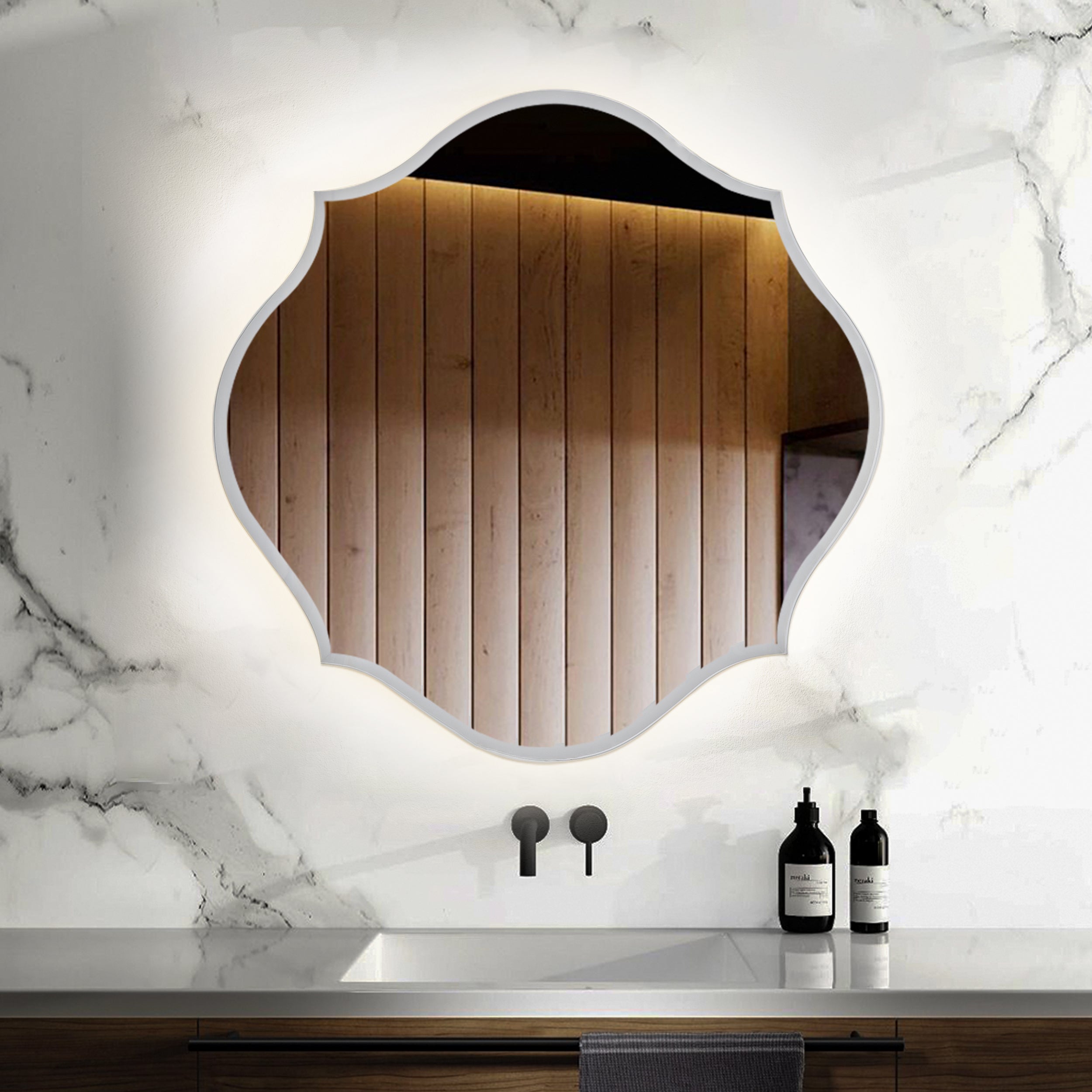 مراية "LumiRoyal" المضيئة - المواصفات تصميم هندسي فاخر يضيف لمسة ديكورية مميزةإضاءة ليد خلفية توفر وهجًا ناعمًا ومتناسقًا على الجدارتشغيل باللمس (تاتش) للتحكم السهل في تشغيل وإيقاف الإضاءةزجاج عالي الجودة مصنوع من زجاج 4 مللي بلمعة شفافة ومتانة فائقةسهولة التركيب مزودة بخطاف خلفي للتعليق مع فيشة كهربائية جاهزة للتوصيلمثالية لغرف النوم والحمامات العصرية الأبعاد الطول: 72 سمالعرض: 72 سم