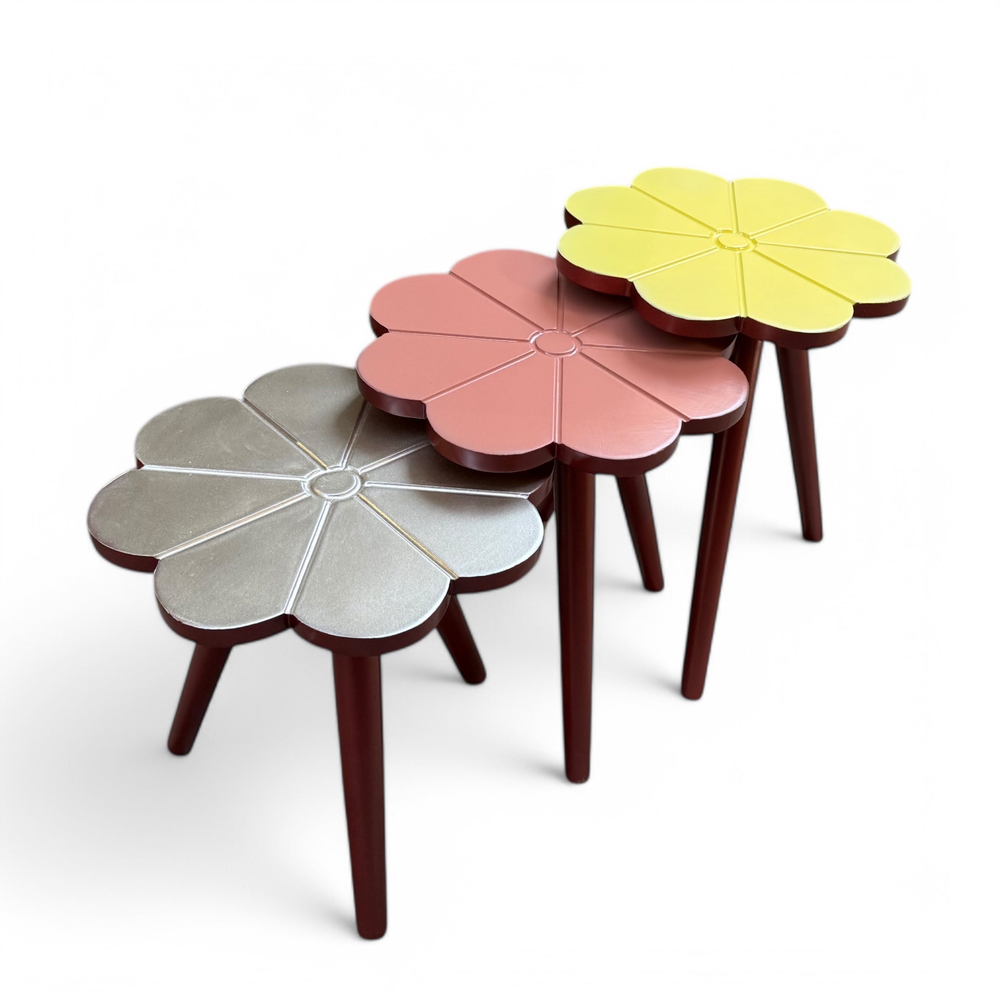 طقم ترابيزات ثلاثي روزا - طقم ترابيزات ثلاثي متداخل يتميز بتصميم عصري وجميل على شكل زهرة بألوان مختلفة. الطقم مصنوع من الخشب الزان الطبيعي للأرجل، بينما القرصة مصنوعة من MDF مما يضمن الاستدامة والمتانة. يمكن ترتيب الترابيزات بشكل متداخل لتوفير المساحة عند عدم الاستخدام أو استخدامها بشكل منفصل لتوفير سطح عمل إضافي. يُعد هذا الطقم إضافة رائعة للديكور العصري سواء في غرفة المعيشة أو المكتب الخامة الأرجل خشب الزان الطبيعي، القرصة MDF المقاسات العرض: 40 سم الارتفاع: 50 سم