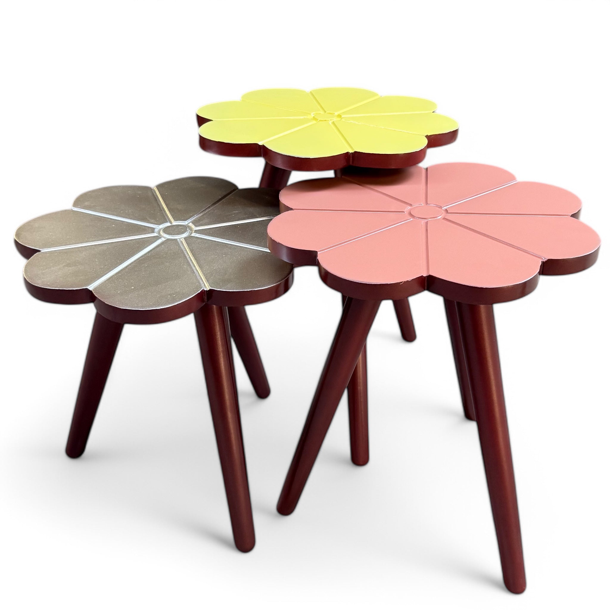 طقم ترابيزات ثلاثي روزا - طقم ترابيزات ثلاثي متداخل يتميز بتصميم عصري وجميل على شكل زهرة بألوان مختلفة. الطقم مصنوع من الخشب الزان الطبيعي للأرجل، بينما القرصة مصنوعة من MDF مما يضمن الاستدامة والمتانة. يمكن ترتيب الترابيزات بشكل متداخل لتوفير المساحة عند عدم الاستخدام أو استخدامها بشكل منفصل لتوفير سطح عمل إضافي. يُعد هذا الطقم إضافة رائعة للديكور العصري سواء في غرفة المعيشة أو المكتب الخامة الأرجل خشب الزان الطبيعي، القرصة MDF المقاسات العرض: 40 سم الارتفاع: 50 سم