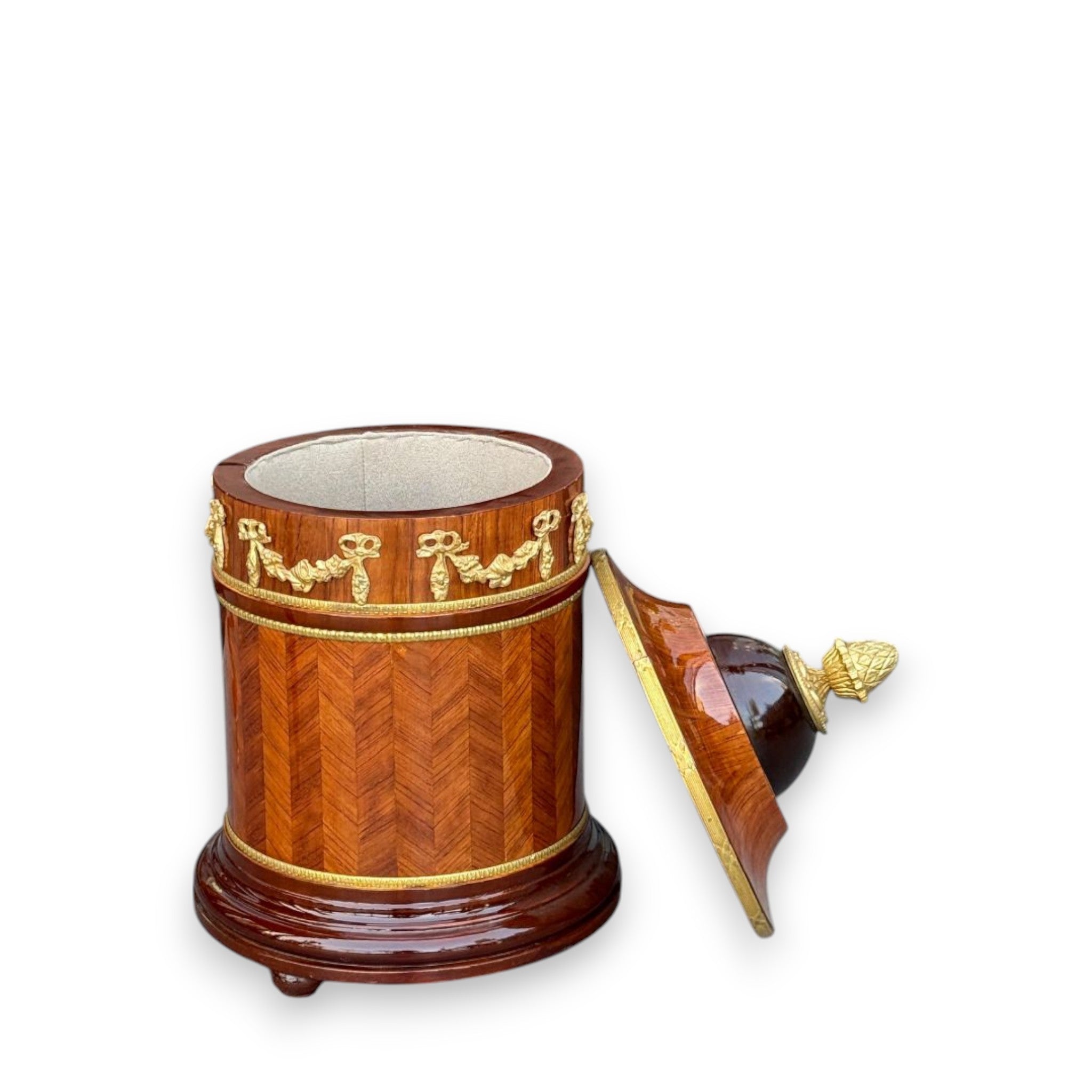 سلّة مهملات كلاسيكية فاخرة بتصميم خشبي وزخارف نحاسية - سلّة مهملات بتصميم كلاسيكي راقٍ مصنوعة من الخشب الطبيعي، مزودة بزخارف نحاسية ذهبية تضفي لمسة من الفخامة. تتميز بغطاء علوي مزخرف وأنيق، مما يجعلها مثالية للاستخدام في المكاتب، الصالونات، أو الغرف الكلاسيكية حيث تجمع بين العملية والجمال. الارتفاع: 50 سم القطر: 30 سم