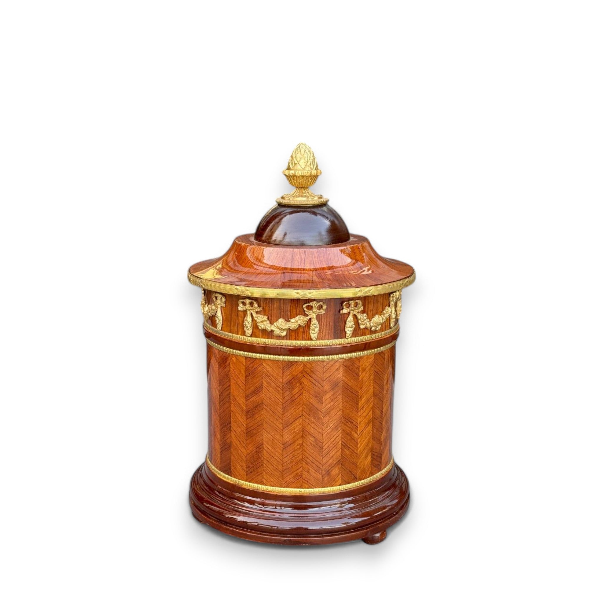 سلّة مهملات كلاسيكية فاخرة بتصميم خشبي وزخارف نحاسية - سلّة مهملات بتصميم كلاسيكي راقٍ مصنوعة من الخشب الطبيعي، مزودة بزخارف نحاسية ذهبية تضفي لمسة من الفخامة. تتميز بغطاء علوي مزخرف وأنيق، مما يجعلها مثالية للاستخدام في المكاتب، الصالونات، أو الغرف الكلاسيكية حيث تجمع بين العملية والجمال. الارتفاع: 50 سم القطر: 30 سم