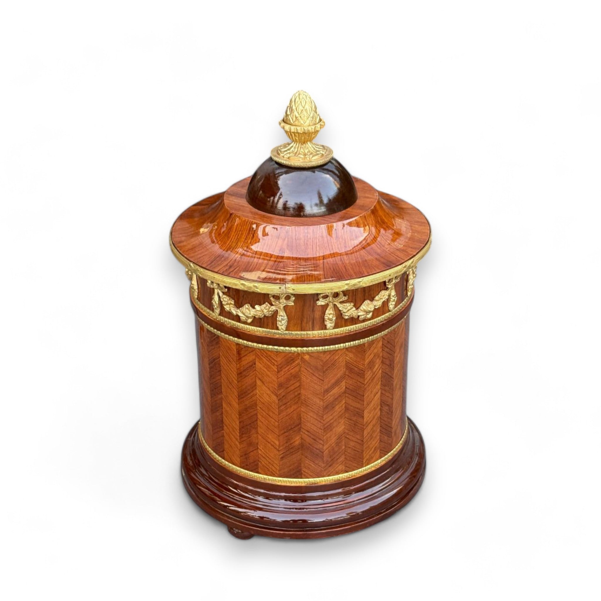 سلّة مهملات كلاسيكية فاخرة بتصميم خشبي وزخارف نحاسية - سلّة مهملات بتصميم كلاسيكي راقٍ مصنوعة من الخشب الطبيعي، مزودة بزخارف نحاسية ذهبية تضفي لمسة من الفخامة. تتميز بغطاء علوي مزخرف وأنيق، مما يجعلها مثالية للاستخدام في المكاتب، الصالونات، أو الغرف الكلاسيكية حيث تجمع بين العملية والجمال. الارتفاع: 50 سم القطر: 30 سم