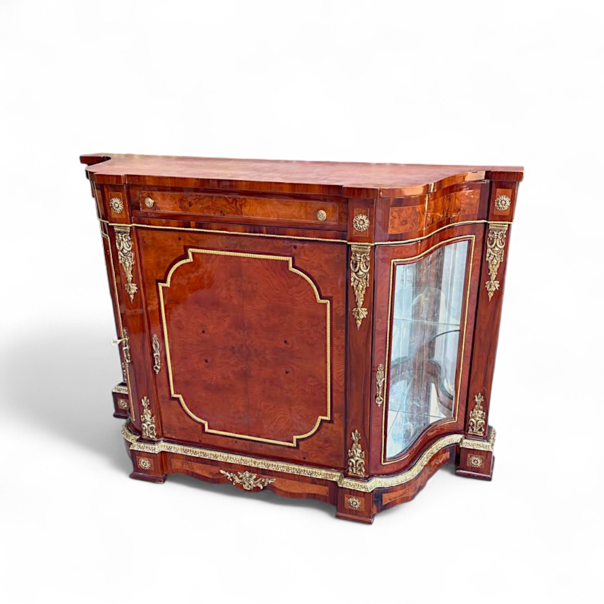 بوفيه كلاسيك مطعم بالنحاس ورخام داينو