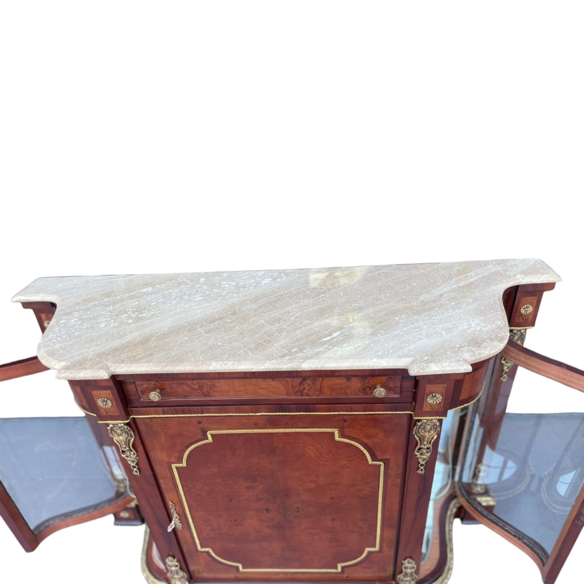 بوفيه كلاسيك مطعم بالنحاس ورخام داينو