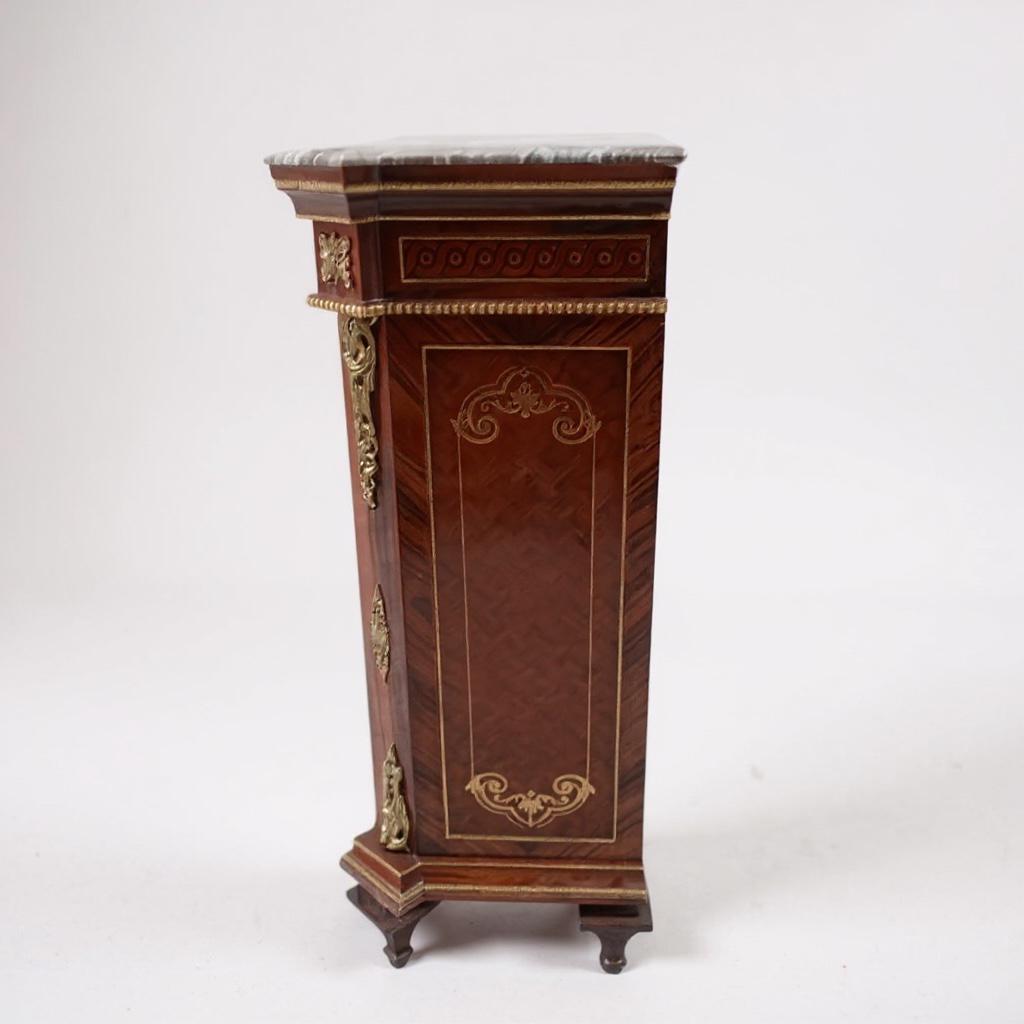 جزامة أنتيك خشب زان مطعمة بالنحاس بسطح رخامي