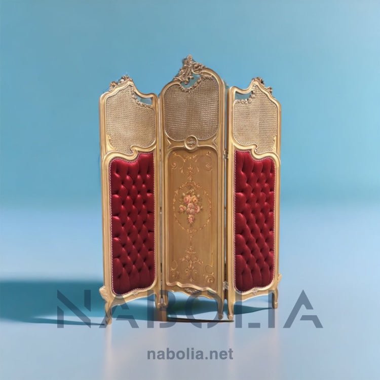بارافان فرنسي بتنجيد قطيفة وكانيه طبيعي - بارافان فرنسي أنيق مصنوع من خشب الزان الطبيعي بتشطيب فاخر وتفاصيل أنتيك راقية. الجزء العلوي مشغول بالكانيه الطبيعي، بينما الجانبين منجّدين بكابتونيه فاخر مغطى بقماش قطيفة بلون خمري جذاب، مع لوحة وسطى مزينة برسمة زهور يدوية تضيف لمسة فنية ساحرة. قطعة مثالية لعشاق الذوق الكلاسيكي الراقي. الخامةخشب زان طبيعي – كانيه طبيعي – كابتونيه بقماش قطيفة – رسم يدوي المقاساتالعرض 155 سم × الارتفاع 185 سم