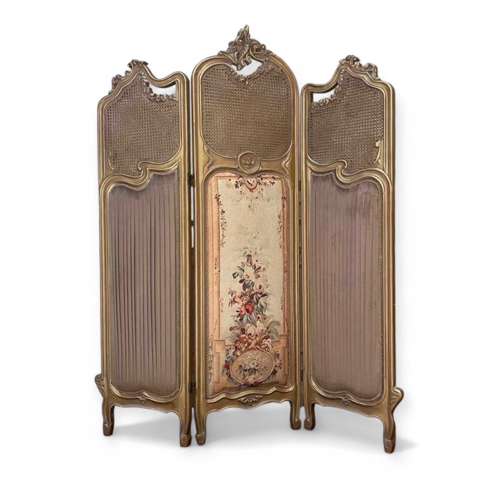 بارافان تنجيد بليسيه فرنسي بقماش برينت وكانيه طبيعي - بارافان أنيق بتصميم فرنسي كلاسيكي، مصنوع يدويًا من خشب الزان الطبيعي بتشطيب ذهبي أنتيك مترب. الجزء العلوي مشغول بالكانيه الطبيعي، بينما الجانبين مُغطّيان بتنجيد بليسيه أنيق بلون هادئ. أما الضلفة الوسطى فمطعمة بقماش برينت مزخرف برسمة زهور تعزز من الطابع الفني للقطعة وتمنحها حضورًا مميزًا في أي مساحة. الخامةخشب زان طبيعي – دهان ذهبي مترب – كانيه طبيعي – تنجيد بليسيه – قماش برينت المقاساتالعرض 155 سم × الارتفاع 185 سم