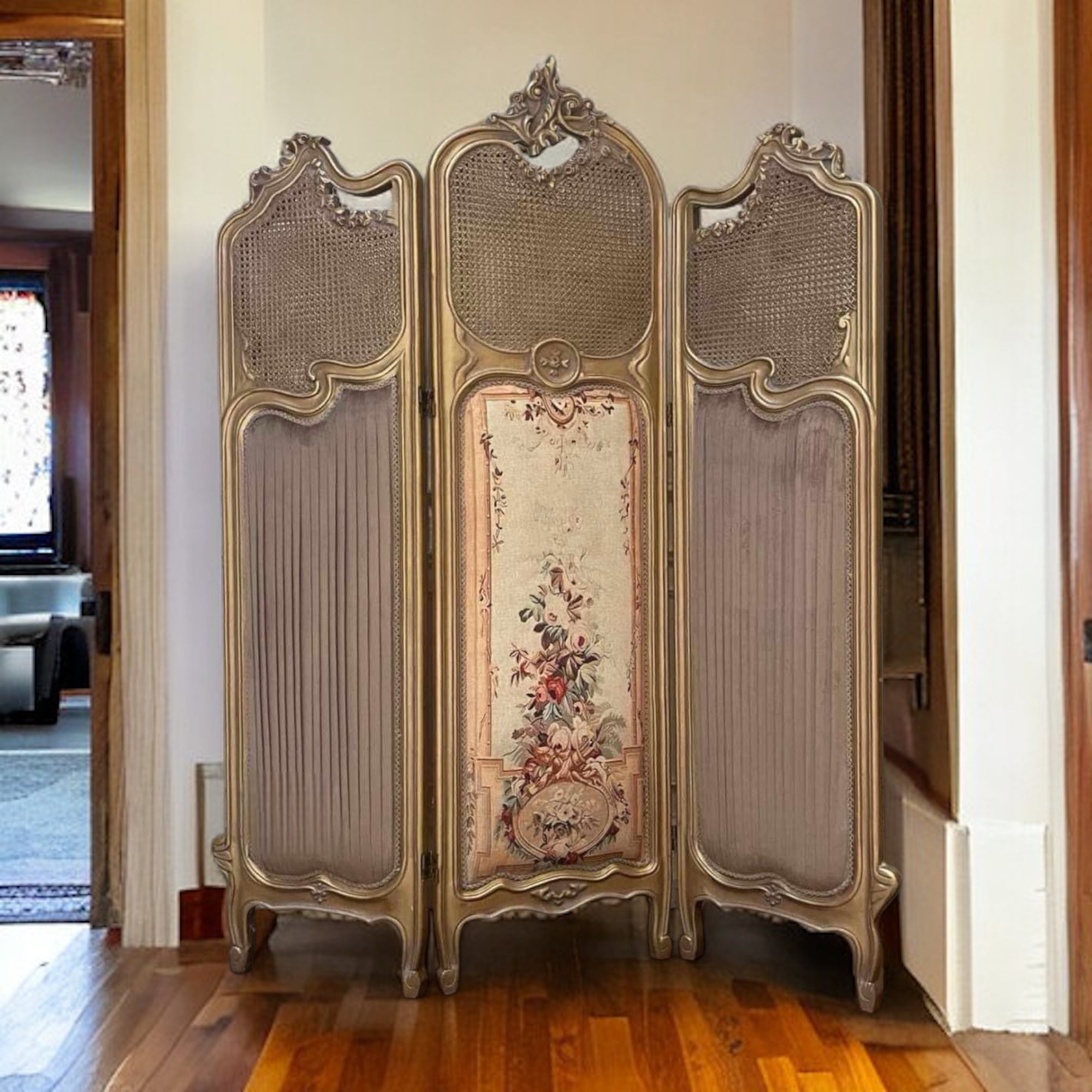 بارافان تنجيد بليسيه فرنسي بقماش برينت وكانيه طبيعي - بارافان أنيق بتصميم فرنسي كلاسيكي، مصنوع يدويًا من خشب الزان الطبيعي بتشطيب ذهبي أنتيك مترب. الجزء العلوي مشغول بالكانيه الطبيعي، بينما الجانبين مُغطّيان بتنجيد بليسيه أنيق بلون هادئ. أما الضلفة الوسطى فمطعمة بقماش برينت مزخرف برسمة زهور تعزز من الطابع الفني للقطعة وتمنحها حضورًا مميزًا في أي مساحة. الخامةخشب زان طبيعي – دهان ذهبي مترب – كانيه طبيعي – تنجيد بليسيه – قماش برينت المقاساتالعرض 155 سم × الارتفاع 185 سم