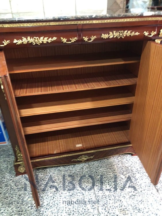 بايوه اتنين درج وضلفتين - يأتي البايوه الكلاسيكي دمياطي الصنع اتنين درج و ضلفتين وإنحناءات مميزة وتطعيمات القشرة و النحاس المشغولة جميعاً يدوياً 🔹 مصنع من أفضل أنواع الأخشاب الطبيعيه والمقابض النحاسية" الرخام امبرادور المقاسات: W 122 CM * H 130 CM * B 47 CM