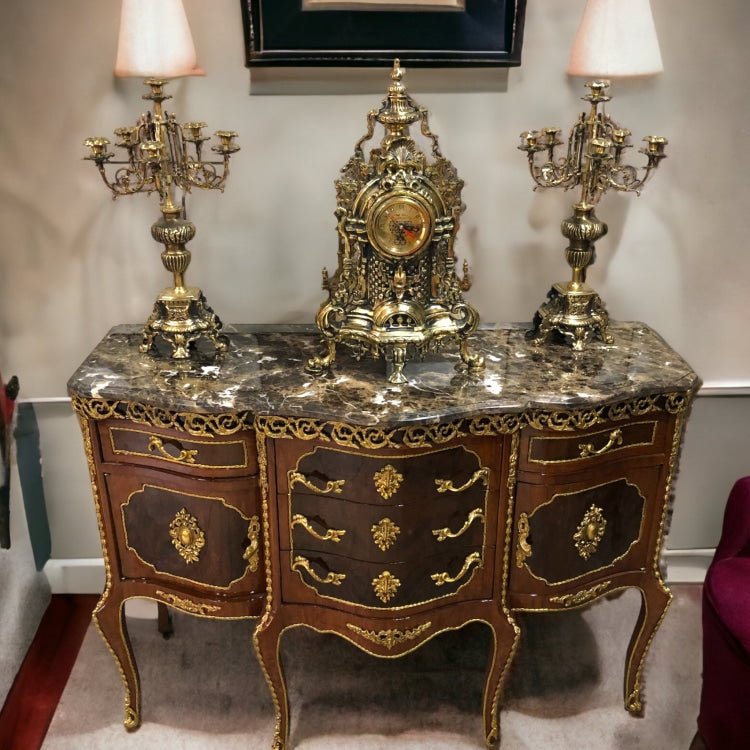 بايوه ستة ارجل -  بايوه ستة ارجل خمسة درج واتنين ضلفة من الخشب الطبيعي والرسم اليدوي ومطعم بالنحاس المشغول يدويا والرخام امبرادور غامق المقاسات: W 120 CM * L 90 CM