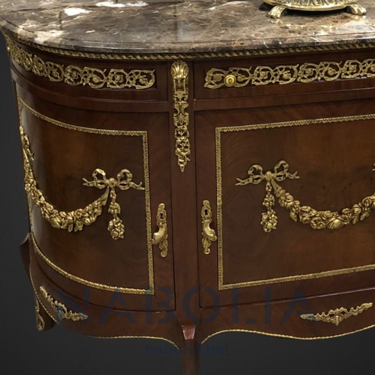 بايوه تلاتة ضلفة و درج -  بايوه من الخشب الطبيعي والقشرة الطبيعية تلاتة ضلفة و درج مطعم بالنحاس المشغول يدوياوالرخام امبرادور غامق المقاسات: W 155 CM * L 100 CM