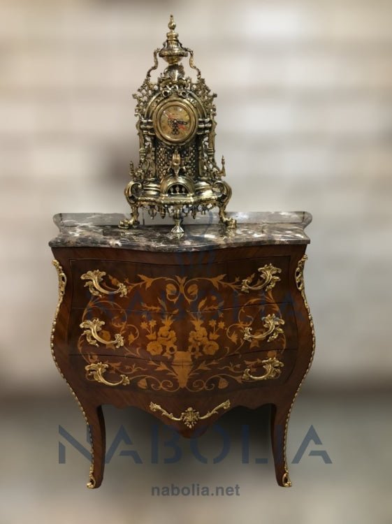 بايوه تلاتة درج مارتكليه - يأتي البايوه الكلاسيكي دمياطي الصنعب 3 درج وإنحناءات مميزة وتطعيمات النحاس المشغولة جميعاً يدوياً 🔹 مصنع من أفضل أنواع الأخشاب الطبيعيه والمقابض النحاسية" المقاسات: W 90 CM * L 90 C