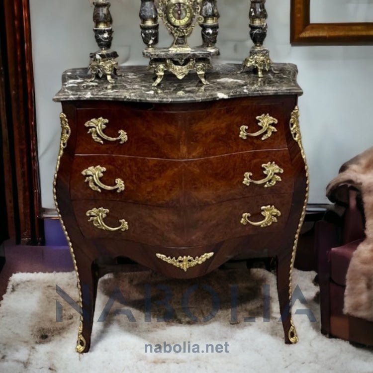 بايوه تلاتة درج -  يأتي البايوه الكلاسيكي دمياطي الصنع مع ثلاثة أدراج وإنحناءات مميزة وتطعيمات النحاس المشغولة جميعاً يدوياً 🔹 مصنع من أفضل أنواع الأخشاب الطبيعيه والمقابض النحاسية الرخام امبرادور المقاسات: W 90 CM * H 90 CM * B 45 CM