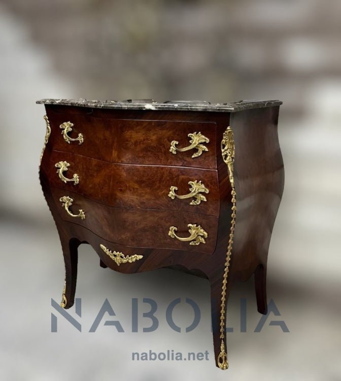 بايوه تلاتة درج -  يأتي البايوه الكلاسيكي دمياطي الصنع مع ثلاثة أدراج وإنحناءات مميزة وتطعيمات النحاس المشغولة جميعاً يدوياً 🔹 مصنع من أفضل أنواع الأخشاب الطبيعيه والمقابض النحاسية الرخام امبرادور المقاسات: W 90 CM * H 90 CM * B 45 CM