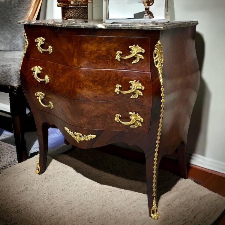 بايوه تلاتة درج -  يأتي البايوه الكلاسيكي دمياطي الصنع مع ثلاثة أدراج وإنحناءات مميزة وتطعيمات النحاس المشغولة جميعاً يدوياً 🔹 مصنع من أفضل أنواع الأخشاب الطبيعيه والمقابض النحاسية الرخام امبرادور المقاسات: W 90 CM * H 90 CM * B 45 CM