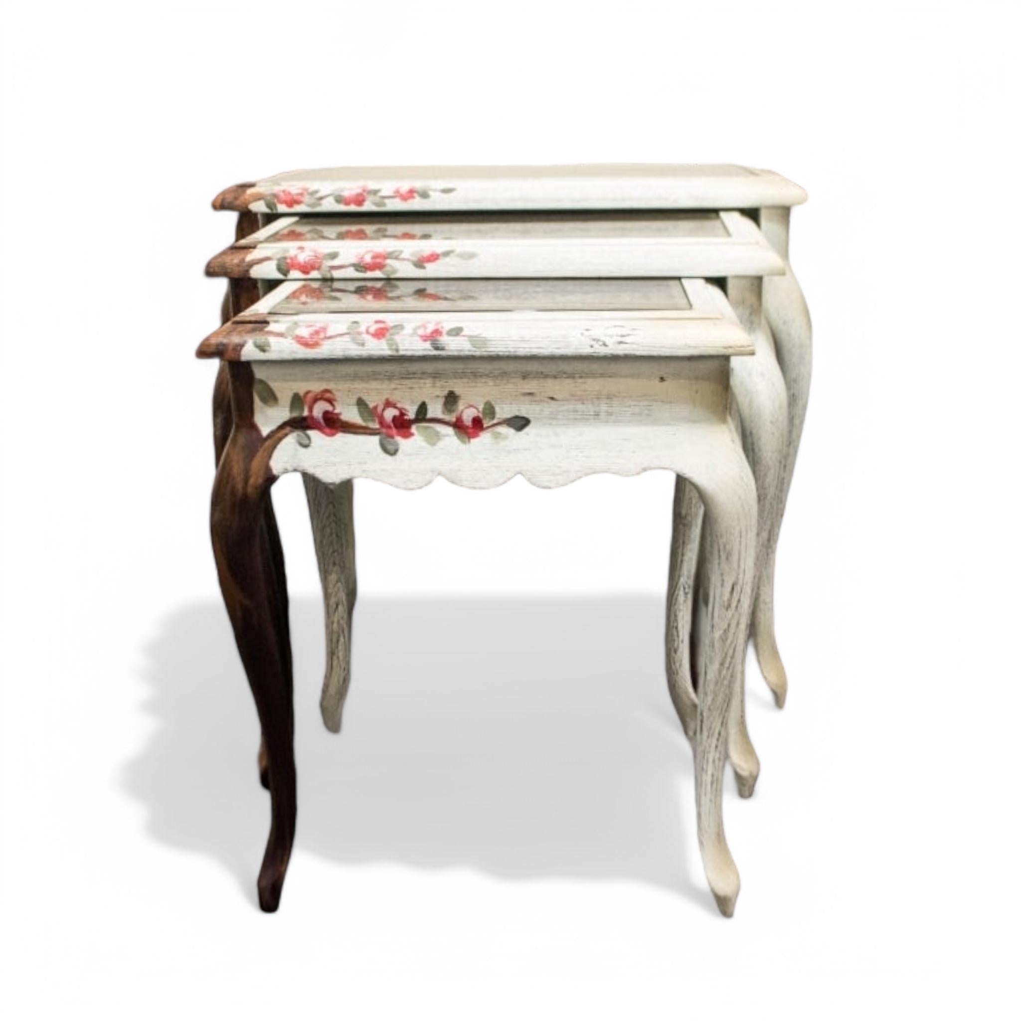 طقم ترابيزات ثلاثي متداخل مرسوم يدويًا - طقم ترابيزات كلاسيك بلمسة فنية فريدة، مطعم برسومات يدوية من الزهور تضيف لمسة من الدفء والرقي لأي مساحة. مصنوعة من خشب الزان الأحمر المعروف بصلابته وجودته العالية، مع دهان بيج مترب بستايل أنتيك يُبرز التفاصيل بشكل جذاب. يمكن استخدام الترابيزات بشكل منفصل أو متداخل حسب الحاجة، مما يمنحك مرونة في الاستخدام وتوفير للمساحة. الخاماتخشب زان أحمرتشطيب يدوي مرسوم المقاساتالعرض: 55 سمالطول: 37 سمالارتفاع: 55 سم