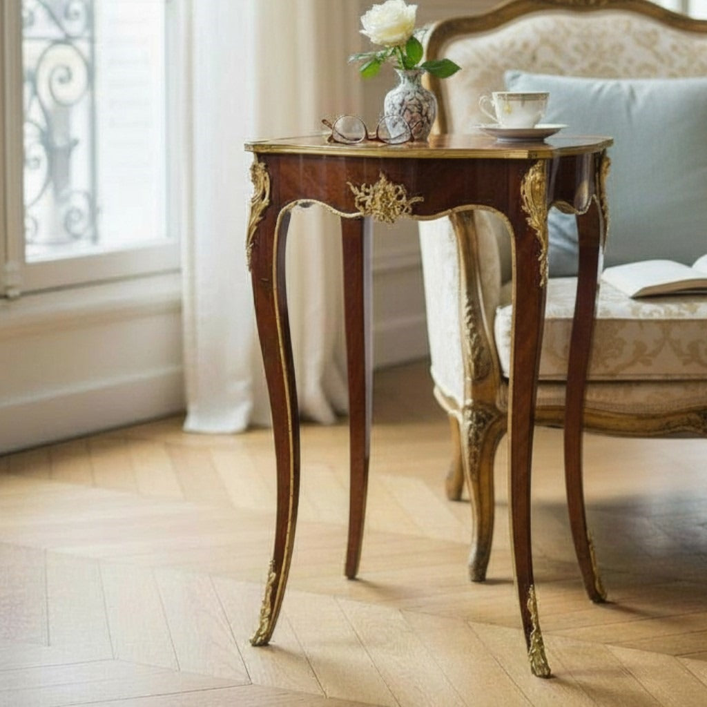 ترابيزة جانبية كلاسيك مطعّمة بالنحاس