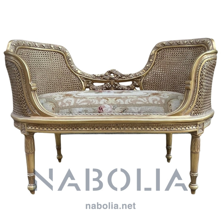 كنبة انتيك ابيسون - كنبه انتيك من الخشب الزان الروماني الدهان دهب انجليزي ايطالي انتيك الظهر من الكانيه الطبيعي وتنجيد القاعده بقطعه من الابيسون اليدوي من الصوف مقاس 105