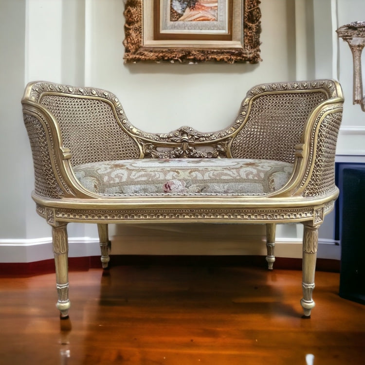 كنبة انتيك ابيسون - كنبه انتيك من الخشب الزان الروماني الدهان دهب انجليزي ايطالي انتيك الظهر من الكانيه الطبيعي وتنجيد القاعده بقطعه من الابيسون اليدوي من الصوف مقاس 105