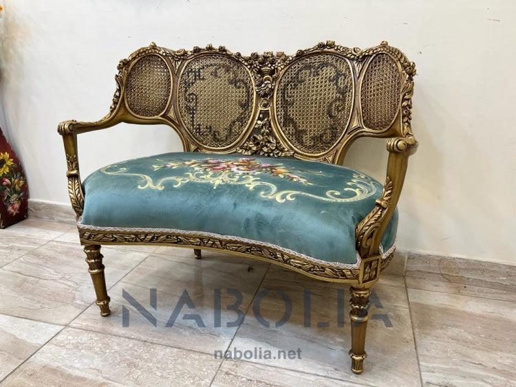 كنبة انتيك ظهر كانيه مرسوم - كنبة انتيك دهب مترب ظهر كانيه مع قماش مشجر مصنعة من خشب الزان الاحمر المقاسات: W 50 CM * L 105 CM