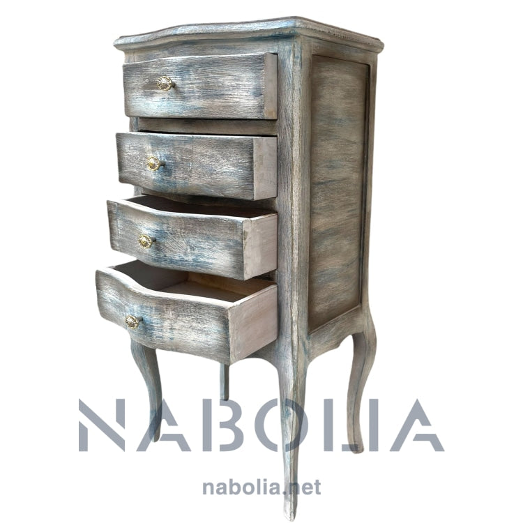 كمود أنتيك صغير بتصميم كلاسيكي وأربع أدراج - كمود أنتيك أنيق مصنوع من أفضل أنواع الأخشاب الطبيعية، بتشطيب يدوي مميز بلمسة أنتيك تضيف له طابع كلاسيكي فريد. يتميز بأربع أدراج عملية بتصميم منحني ناعم ومقابض نحاسية أنيقة، مما يجعله مثاليًا للاستخدام في غرف النوم أو كقطعة ديكور جانبية تضيف لمسة دفء وأناقة للمكان. الخامةخشب طبيعي – دهانات أنتيك يدوية المقاساتالعرض 40 سم × العمق 30 سم × الارتفاع 75 سم