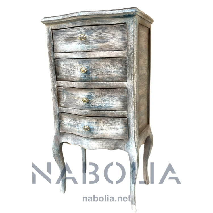 كمود أنتيك صغير بتصميم كلاسيكي وأربع أدراج - كمود أنتيك أنيق مصنوع من أفضل أنواع الأخشاب الطبيعية، بتشطيب يدوي مميز بلمسة أنتيك تضيف له طابع كلاسيكي فريد. يتميز بأربع أدراج عملية بتصميم منحني ناعم ومقابض نحاسية أنيقة، مما يجعله مثاليًا للاستخدام في غرف النوم أو كقطعة ديكور جانبية تضيف لمسة دفء وأناقة للمكان. الخامةخشب طبيعي – دهانات أنتيك يدوية المقاساتالعرض 40 سم × العمق 30 سم × الارتفاع 75 سم